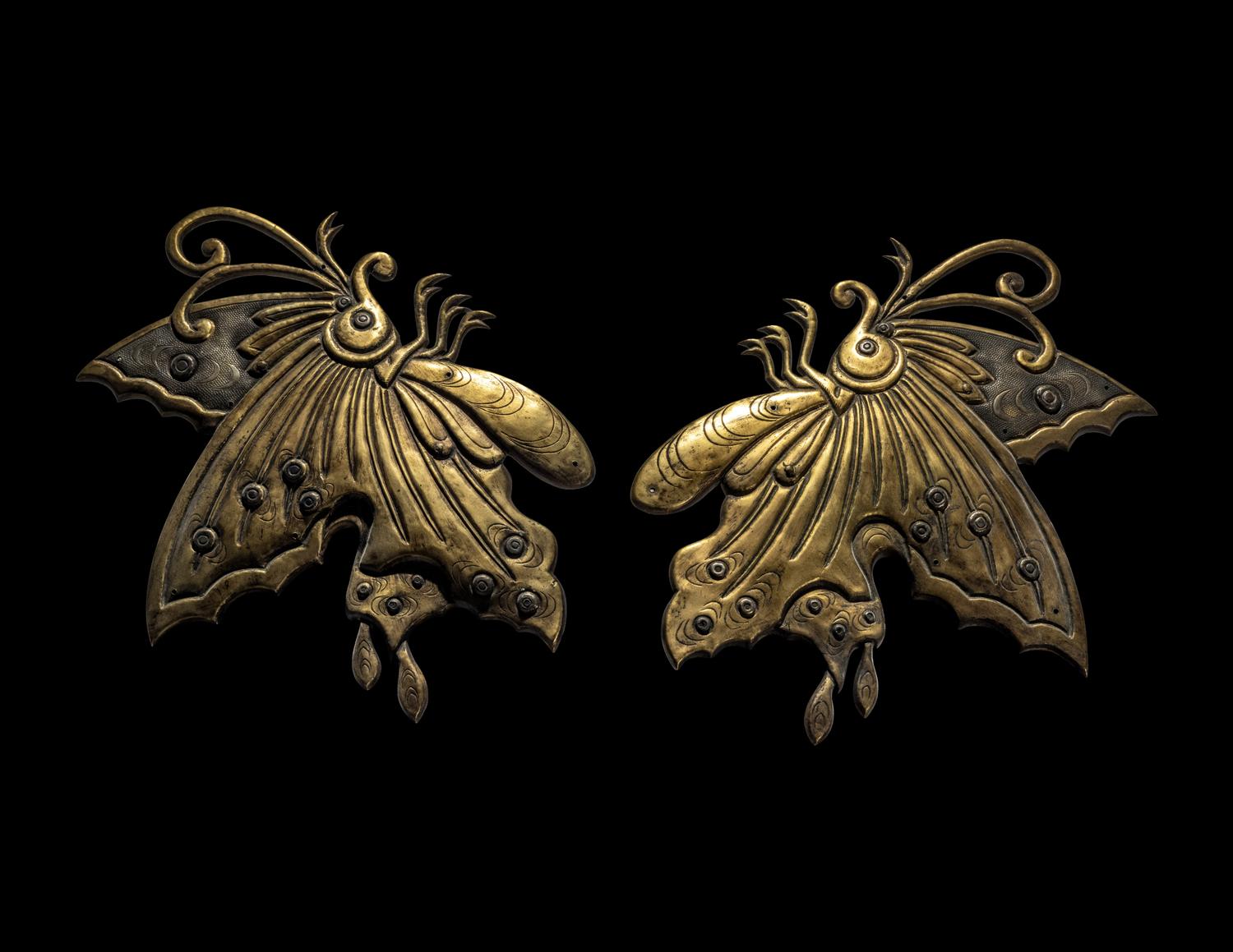 A Pair of Japanese Gilt Bronze 'Butterflies' Ornamental Architectural Studs, Momoyama Period 日本桃山時代 銅鎏金蝴蝶式門首一對
