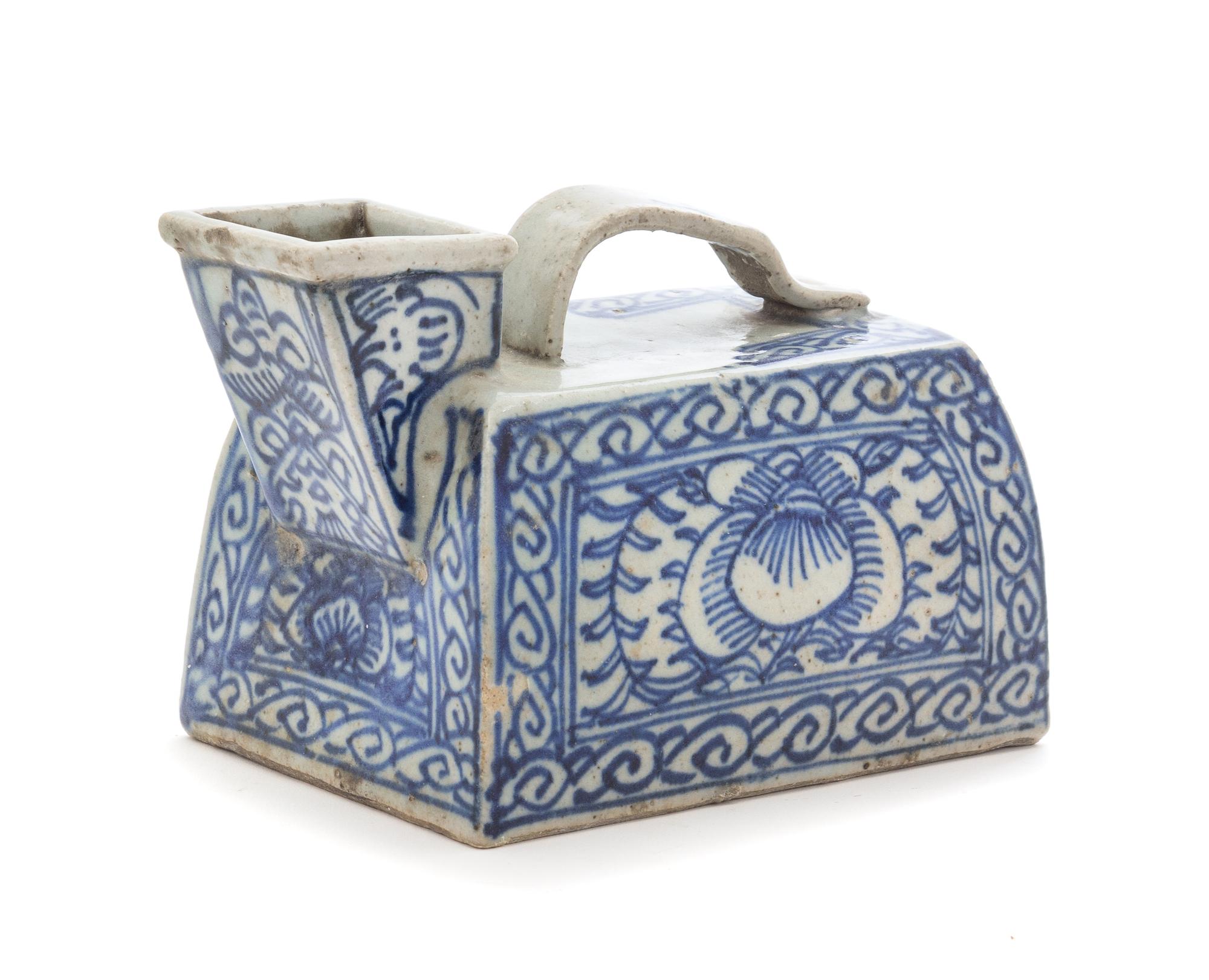 A Chinese Blue and White Porcelain Chamber Pot Width 7 1/2 inches. — 19TH CENTURY