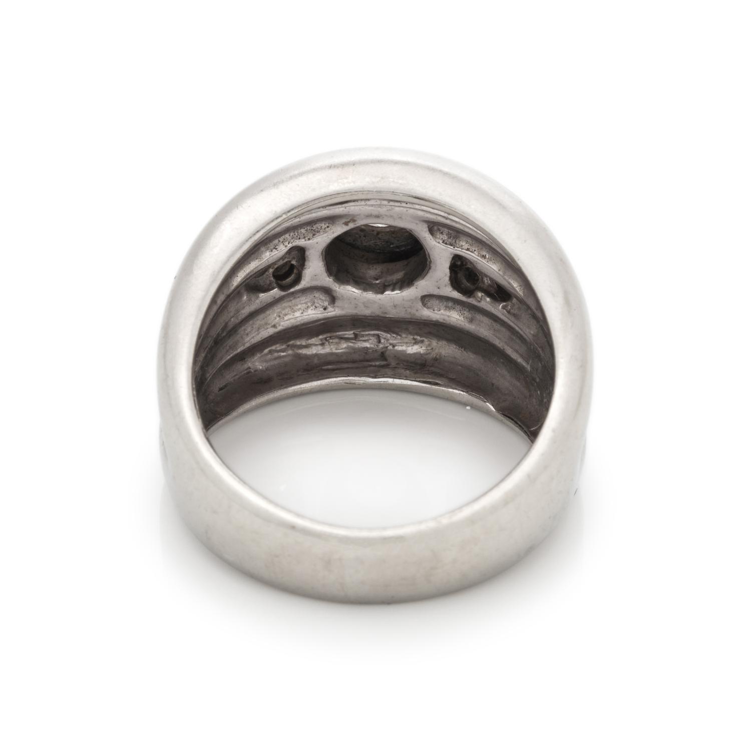 WHITE GOLD AND DIAMOND RING
