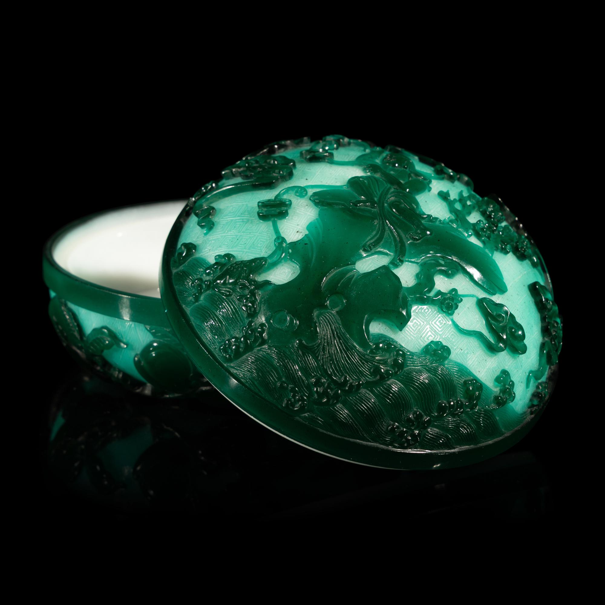 A Chinese Green Overlay Opaque Peking Glass Box and Cover — 涅白地套墨綠料劉海戯金蟾蓋盒