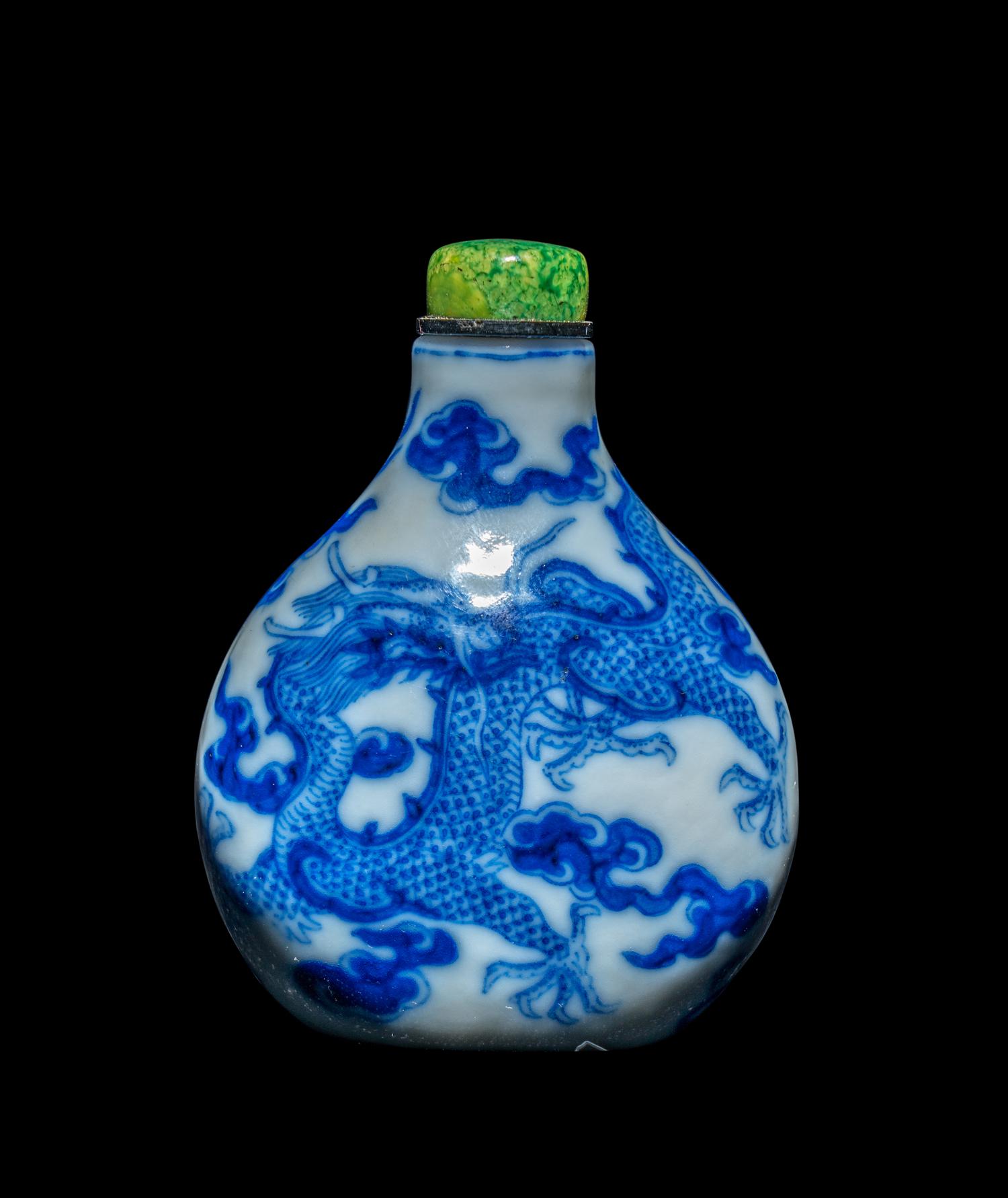 A Chinese Blue and White Porcelain 'Dragon' Snuff Bottle