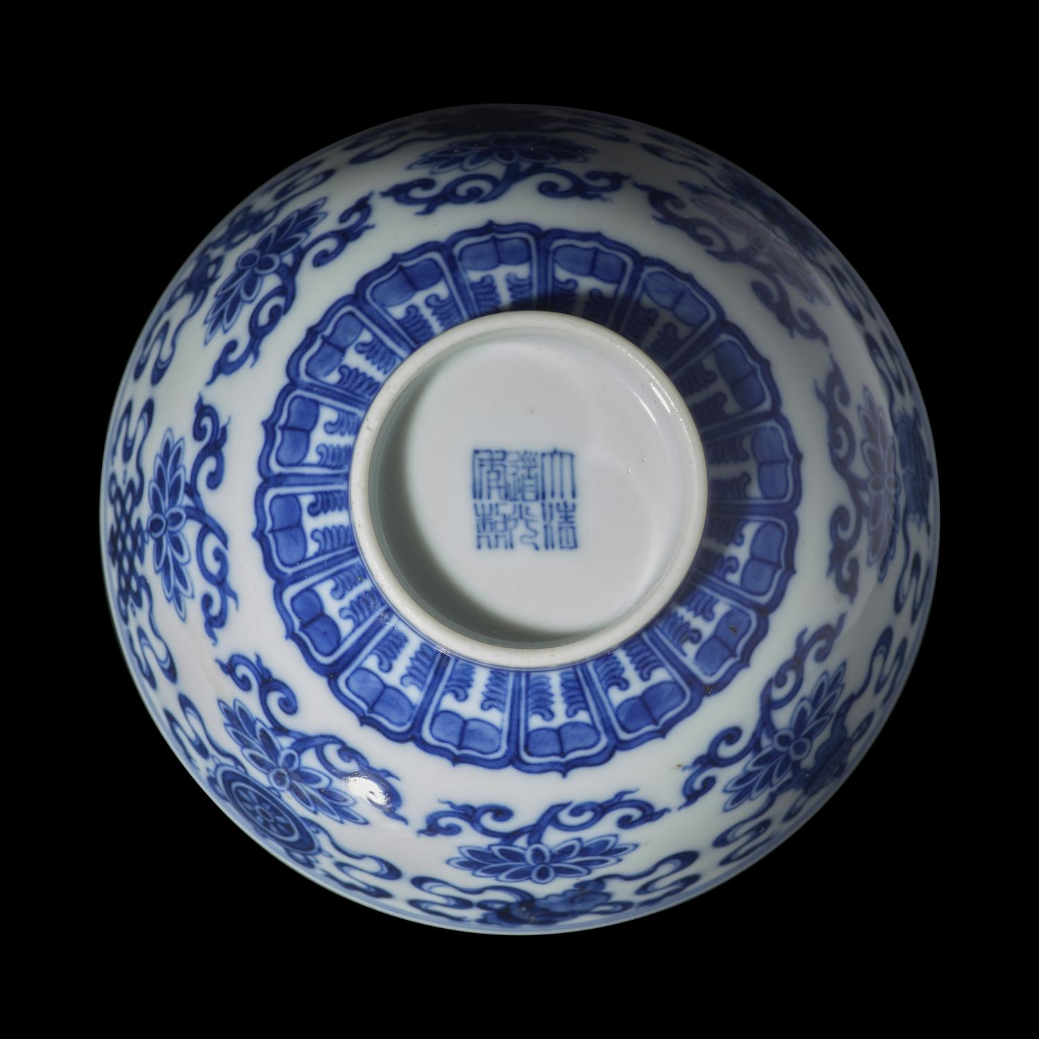 A Chinese Blue and White Porcelain 'Lotus' Bowl, Early 20th Century 二十世紀初 青花八寶蓮花盌
