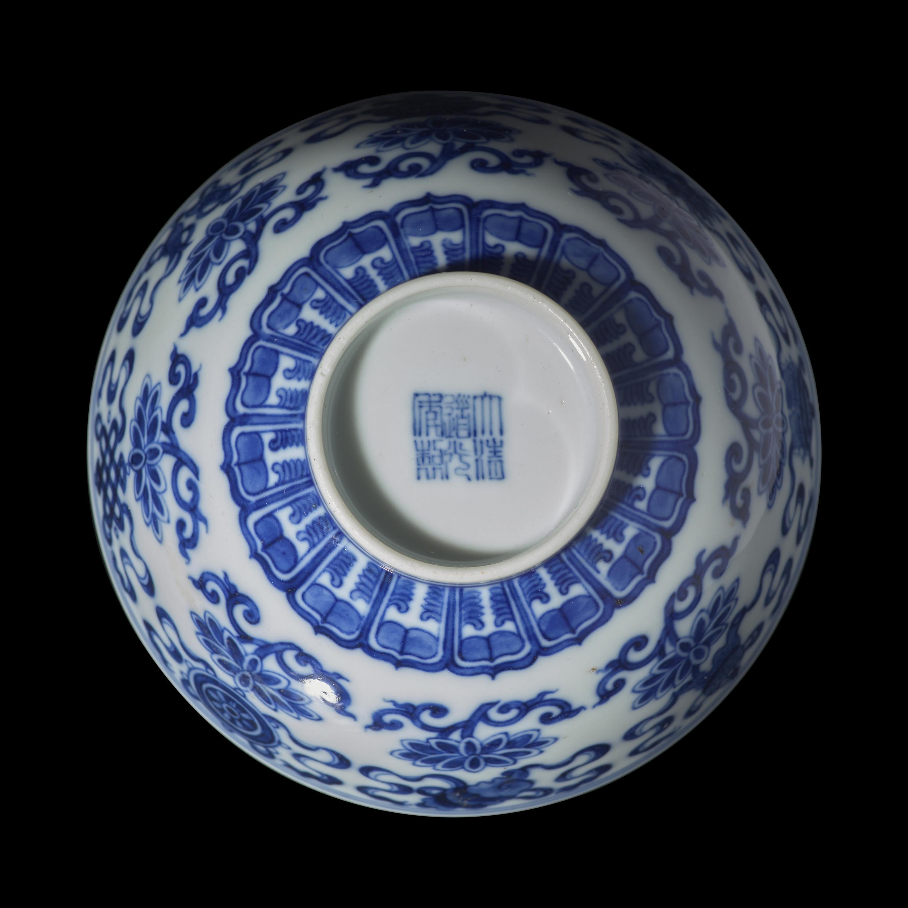 A Chinese Blue and White Porcelain 'Lotus' Bowl, Early 20th Century 二十世紀初 青花八寶蓮花盌