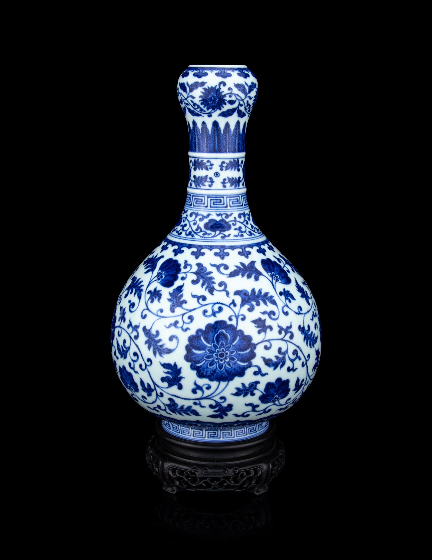 A Chinese Blue and White Porcelain Garlic-Mouth Vase