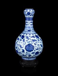 A Chinese Blue and White Porcelain Garlic-Mouth Vase