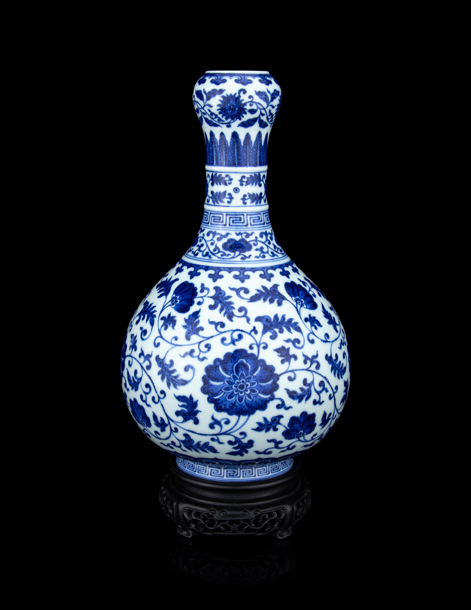 A Chinese Blue and White Porcelain Garlic-Mouth Vase