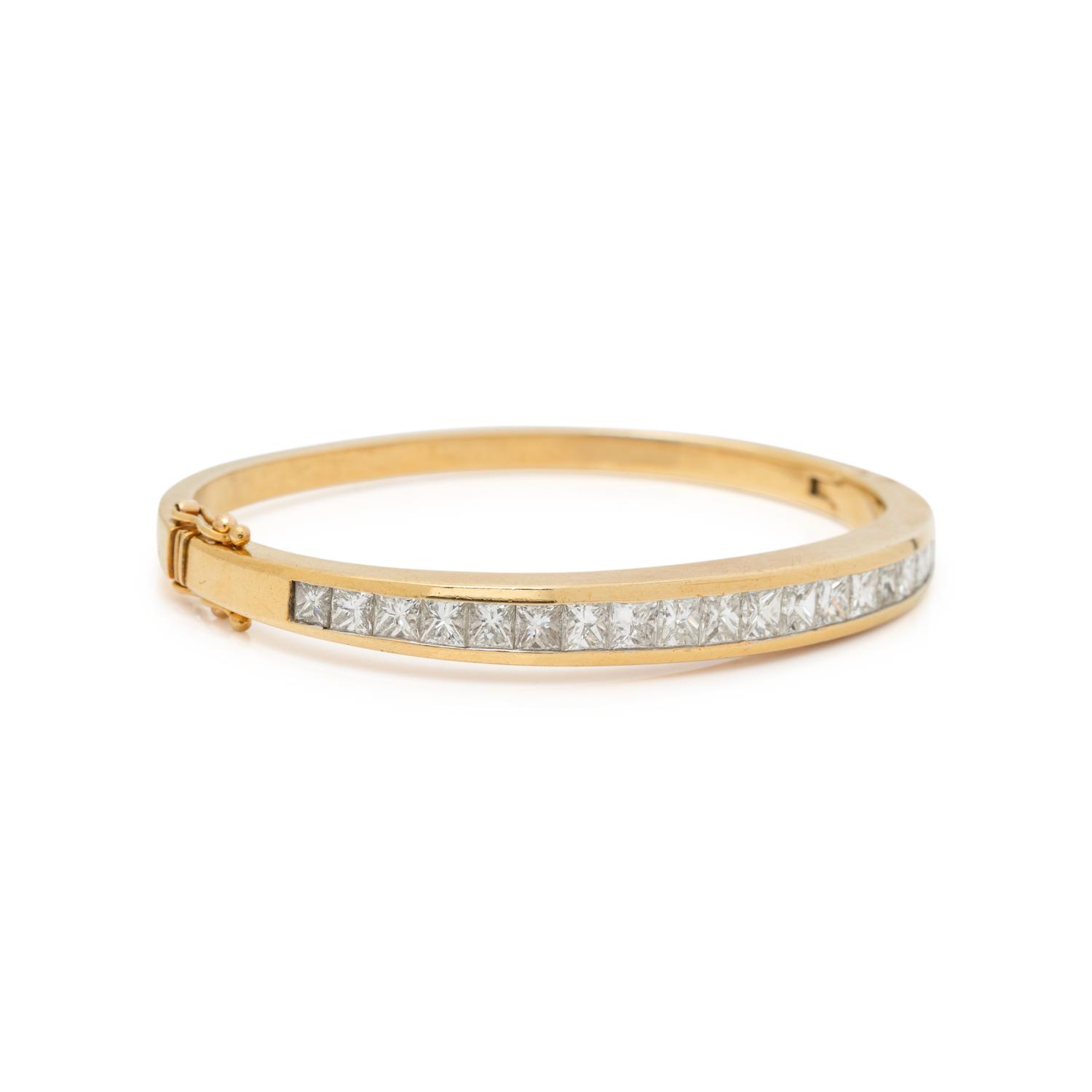 YELLOW GOLD AND DIAMOND BANGLE BRACELET
