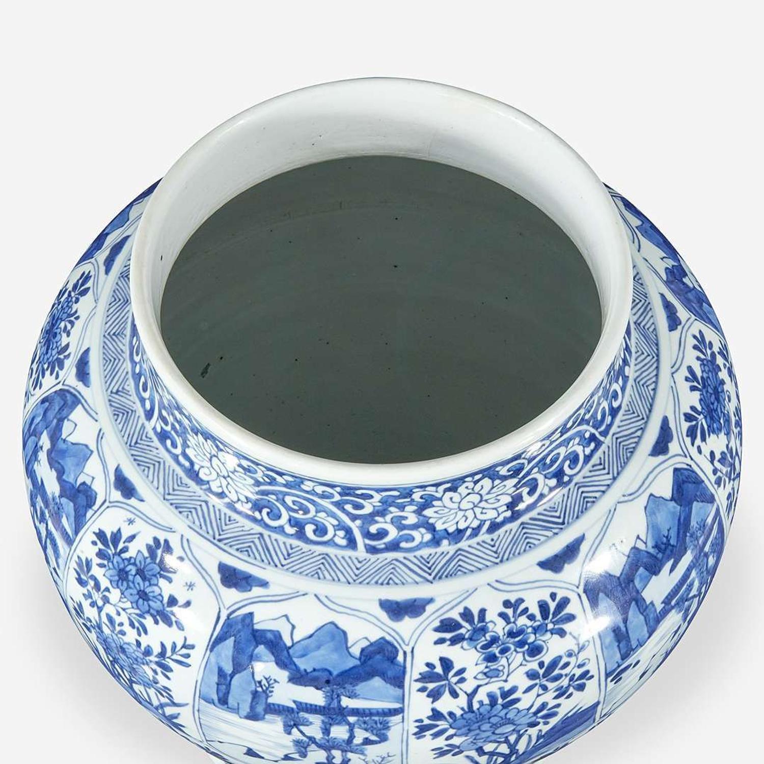 A Chinese blue and white porcelain large jar and cover
