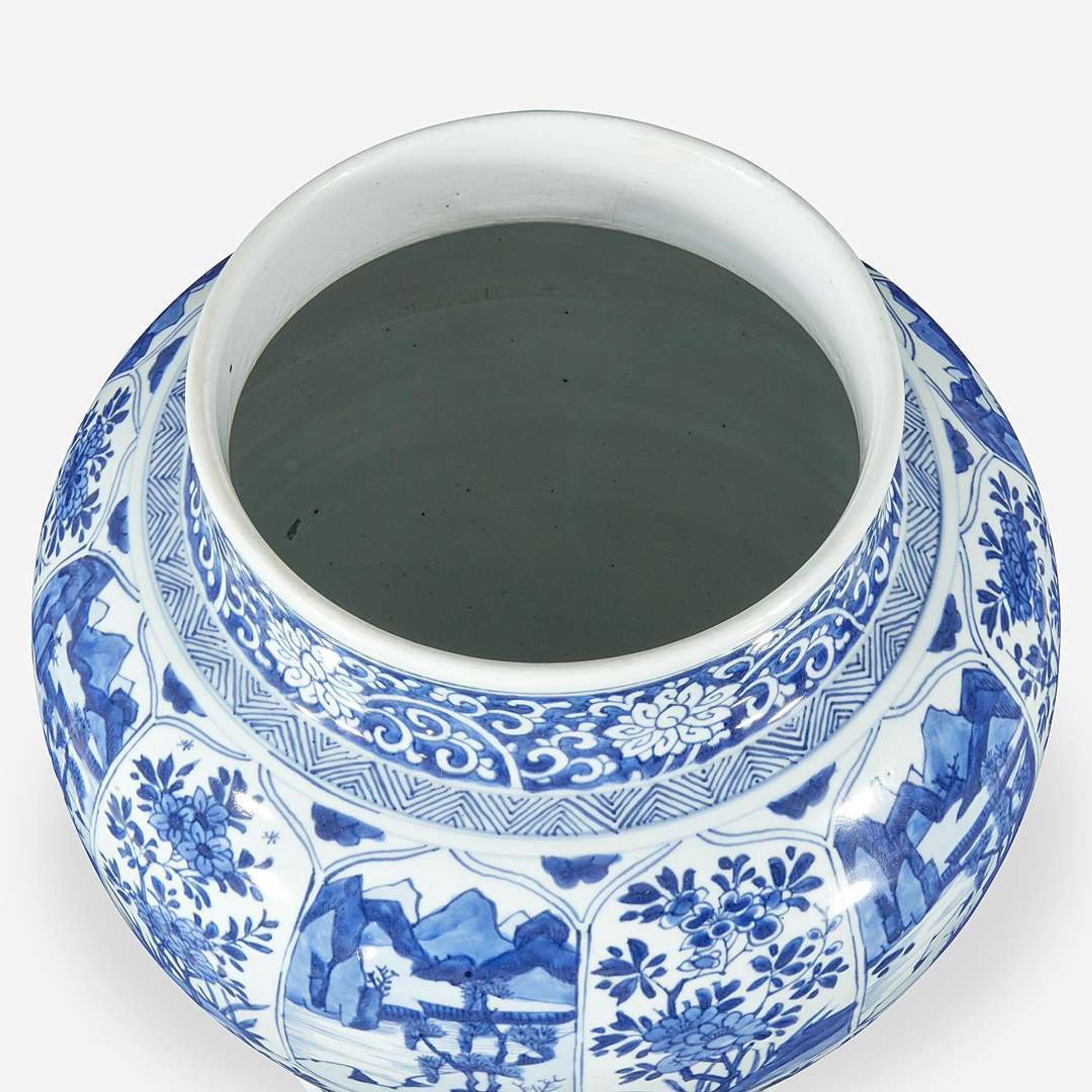 A Chinese blue and white porcelain large jar and cover