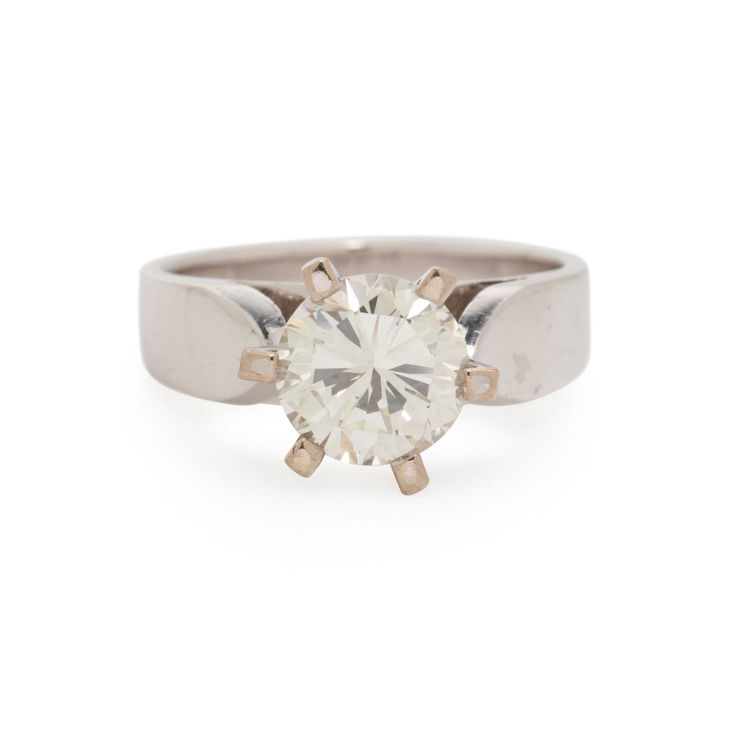 WHITE GOLD AND DIAMOND RING