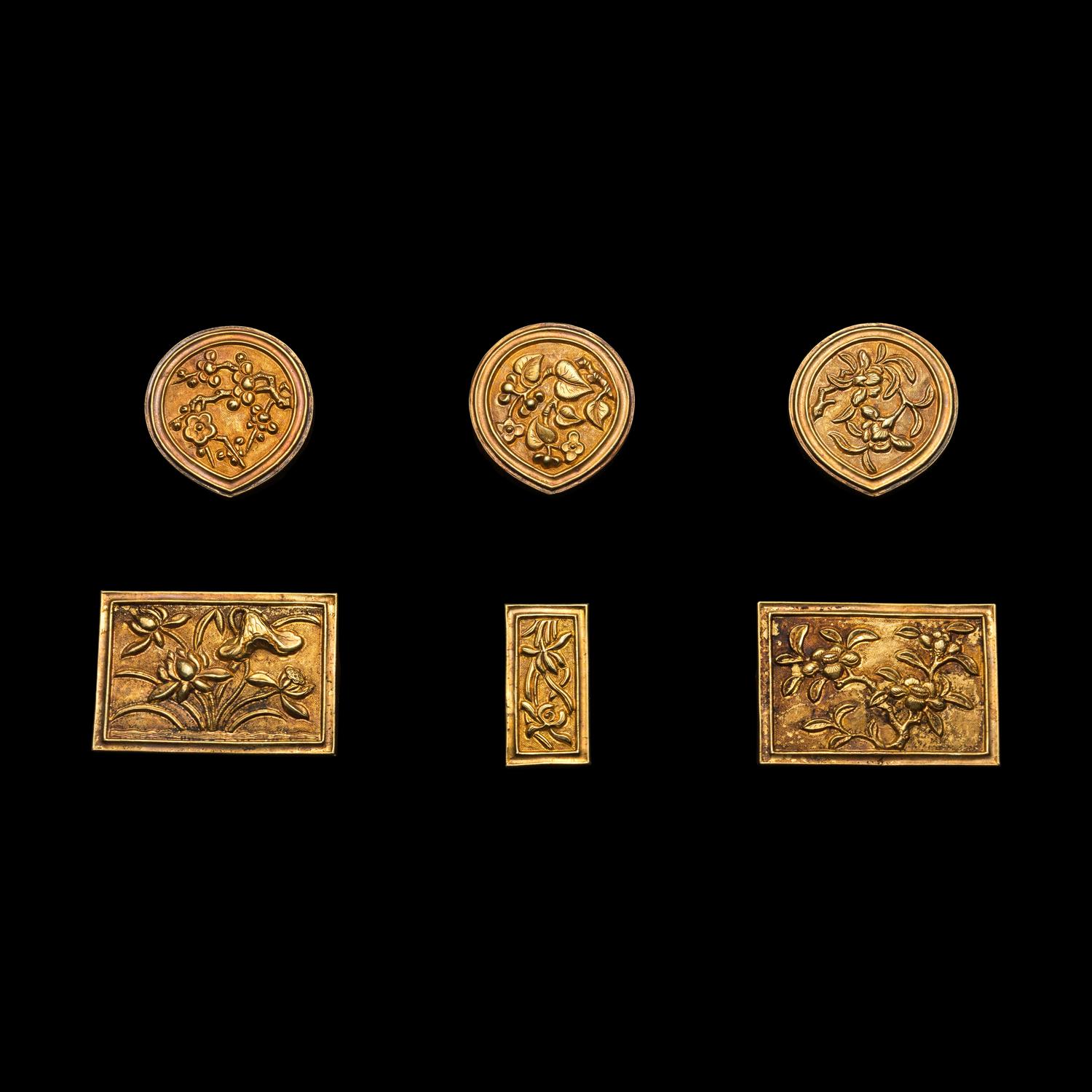 A Partial Set of Chinese Yellow Gold Belt Plaques, Ming Dynasty 明 四時花卉紋帶跨六件：三桃、兩排方、一小方（辅弼）