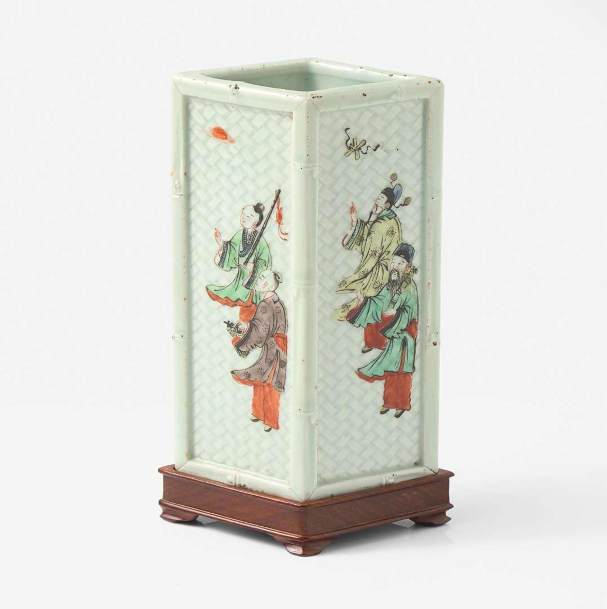 A Chinese famille verte decorated losenge section brush pot 素三彩八仙仿竹編筆筒
