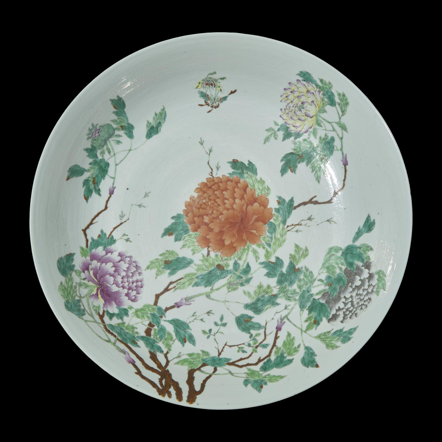 A Large Chinese Famille Rose Porcelain 'Butterflies and Peonies' Charger, Late Qing/Republic Period 晚清/民國 粉彩蝶戀花大盤