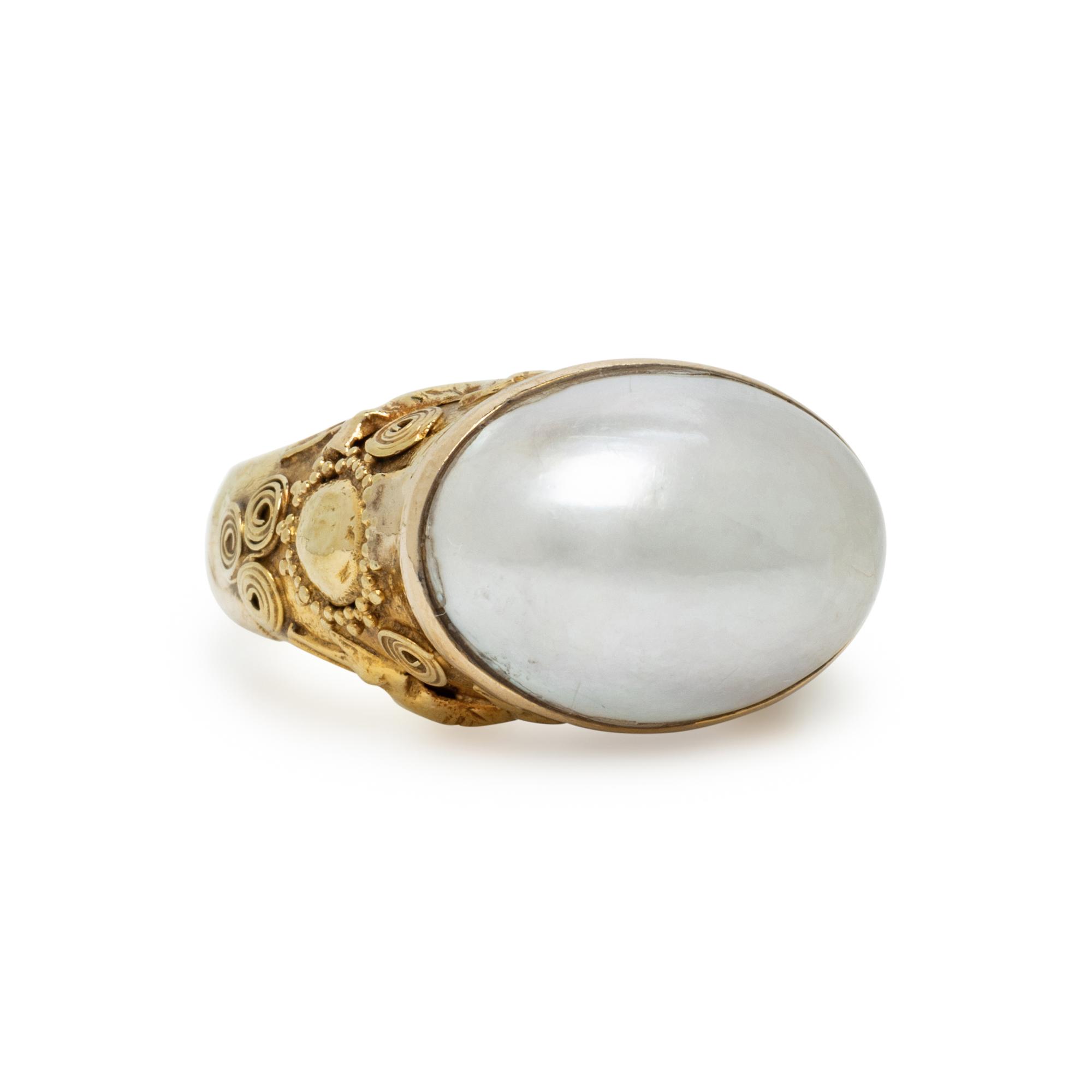 MABÉ PEARL AND YELLOW GOLD RING