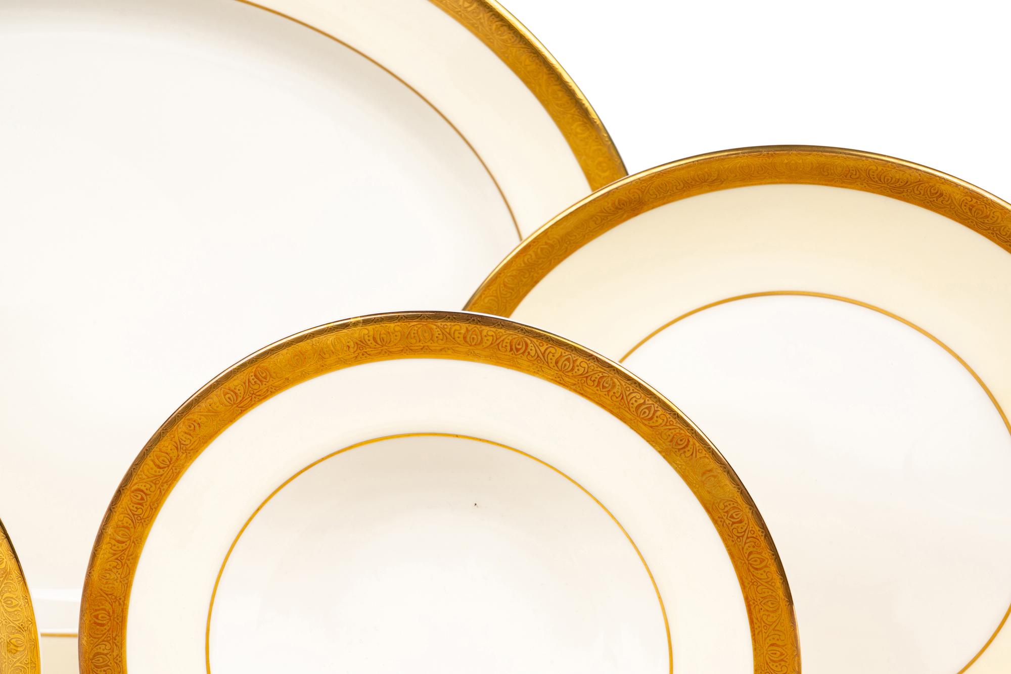 A Minton Buckingham Porcelain Dinner Service