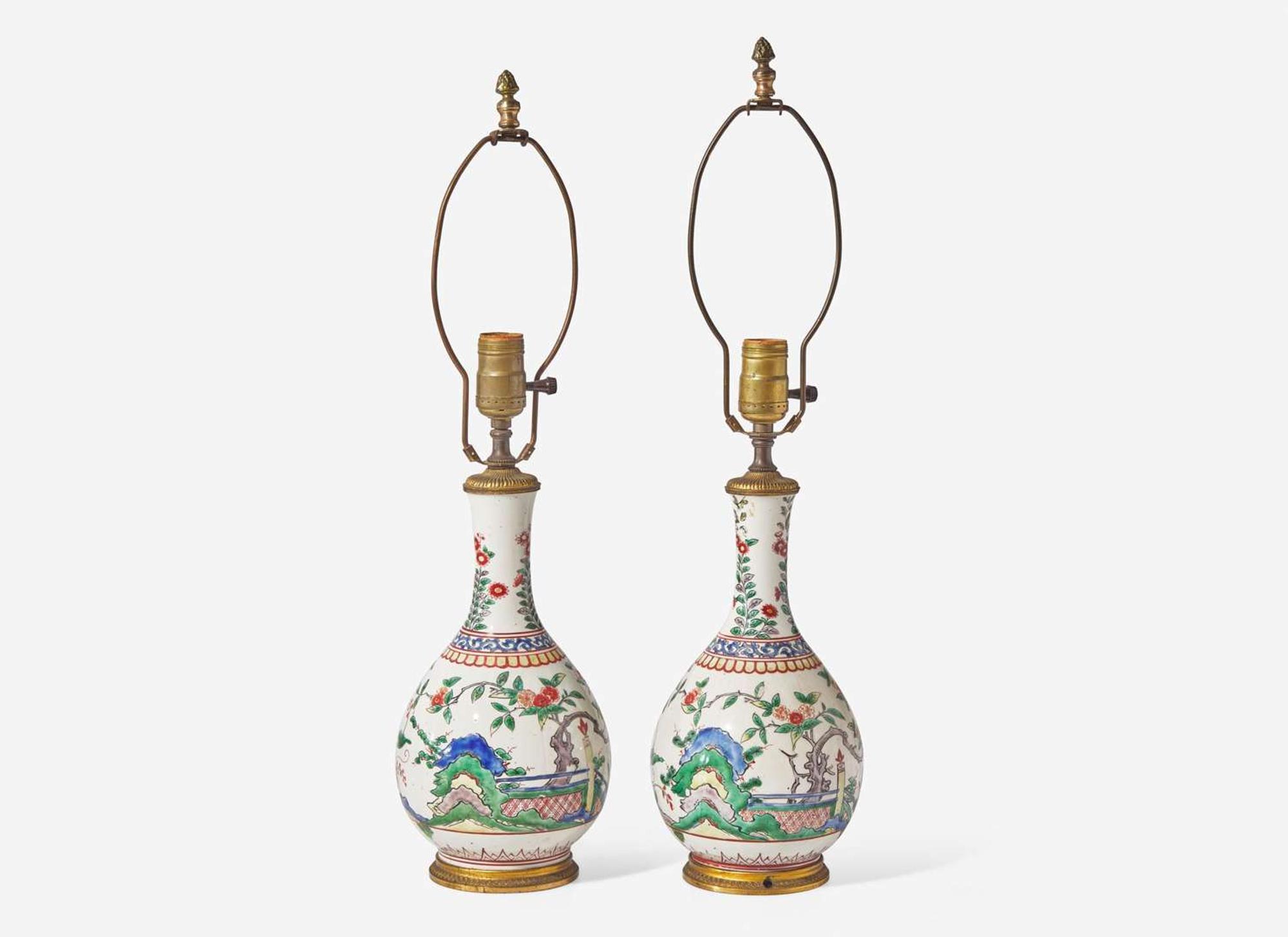 A pair of Japanese Kakiemon palate vases, early 18th century 日本花樽改制檯燈一對 十八世紀初