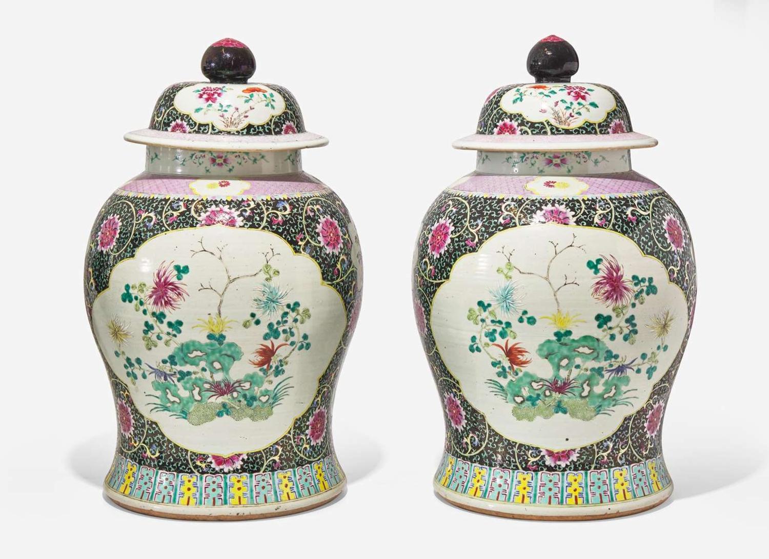 A pair of Chinese famille rose-decorated black ground jars and covers, Qing dynasty 粉彩墨地大蓋罐一對 清