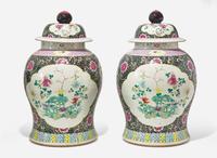 A pair of Chinese famille rose-decorated black ground jars and covers, Qing dynasty 粉彩墨地大蓋罐一對 清