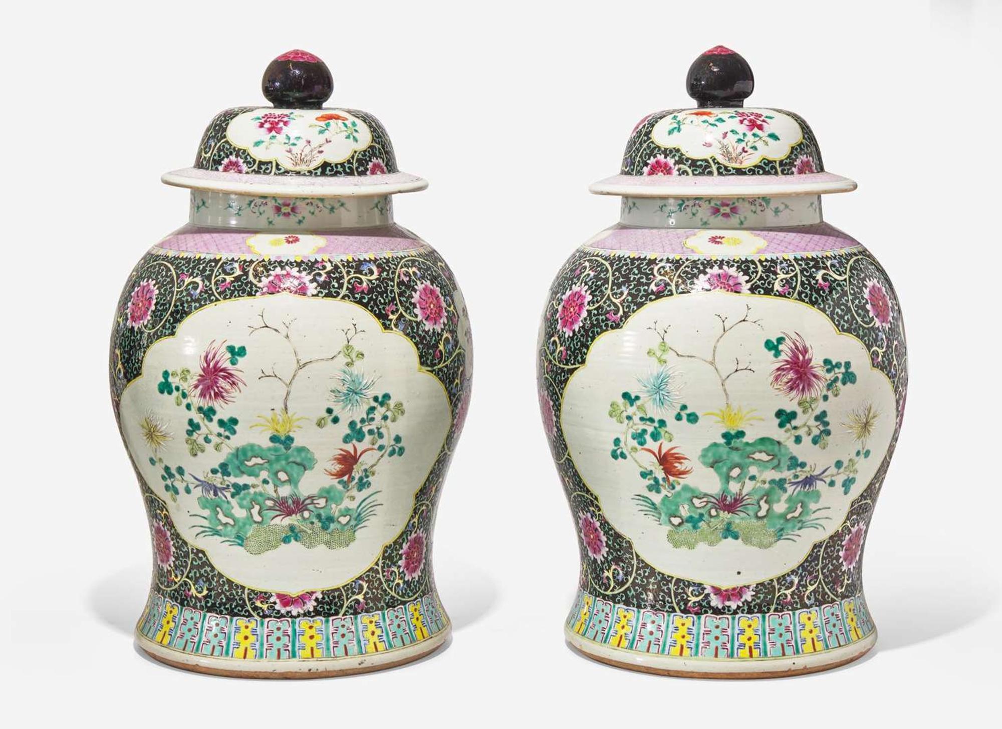 A pair of Chinese famille rose-decorated black ground jars and covers, Qing dynasty 粉彩墨地大蓋罐一對 清