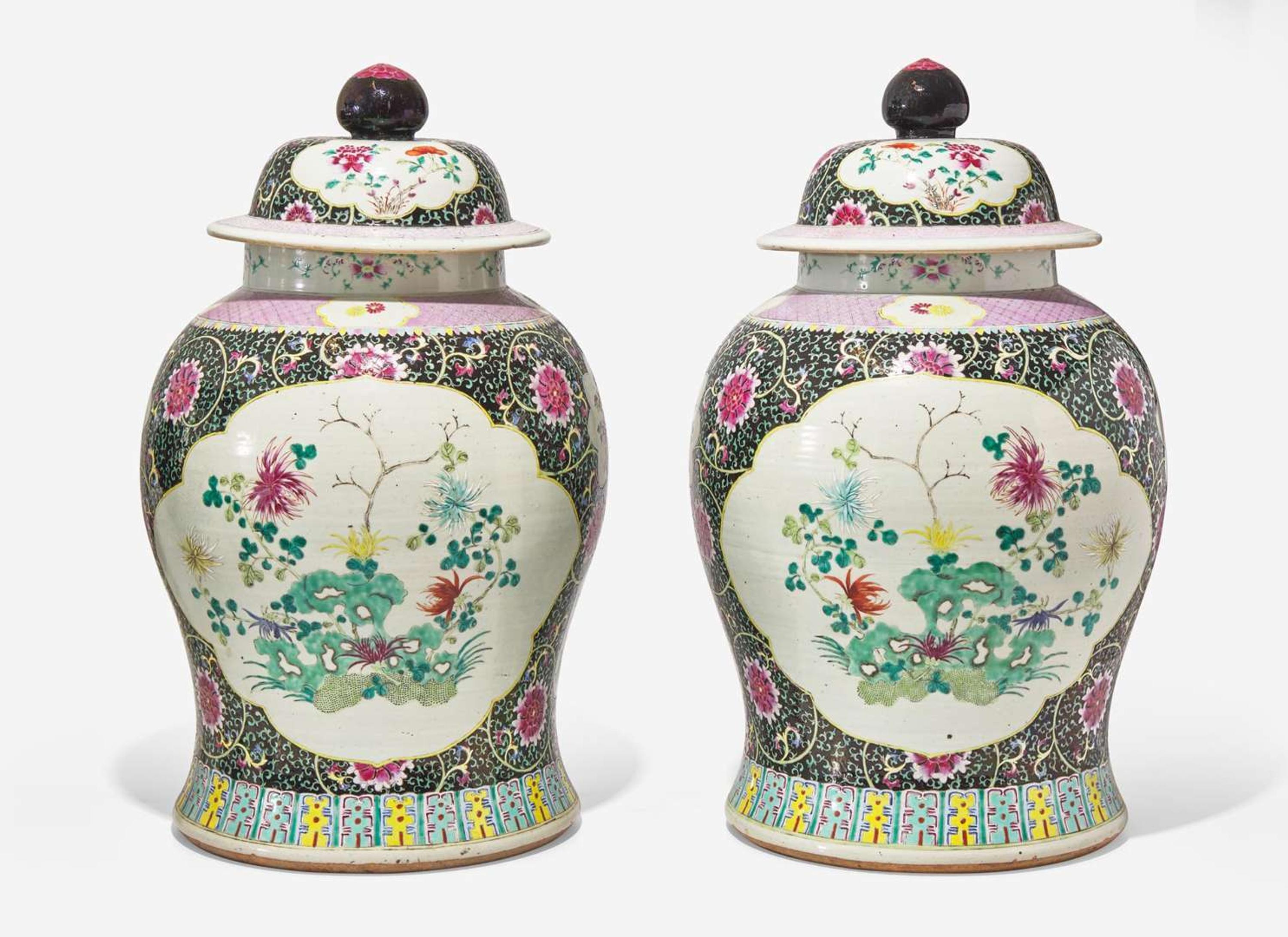 A pair of Chinese famille rose-decorated black ground jars and covers, Qing dynasty 粉彩墨地大蓋罐一對 清