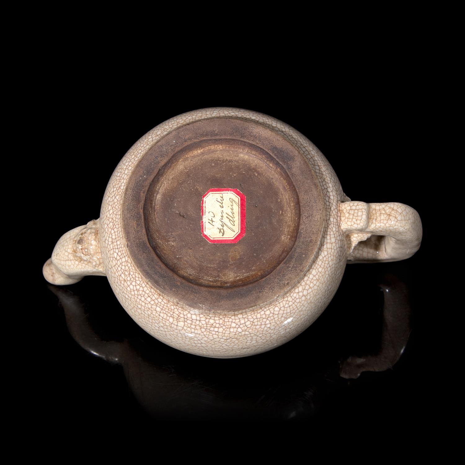 A Small Chinese Crackle Glazed Teapot and Cover, Kangxi-Yongzheng Period 清康熙-雍正 或為漳州窯 米黃釉茶壺