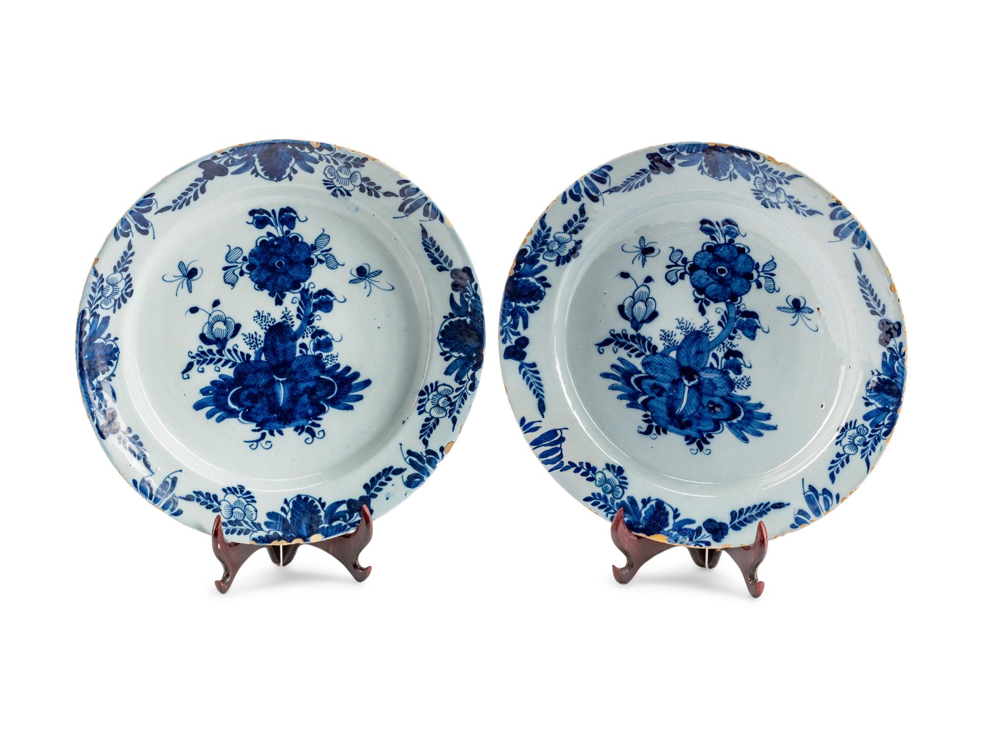 A Pair of Delft Tin-Glazed Earthenware Chargers — DE KLAUW FACTORY, 18TH CENTURY