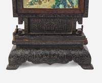 A pair of Chinese porcelain plaques with silver wire-inlaid wood stands 粉彩瓷板插屏一對 Late Qing to Republic period ?????