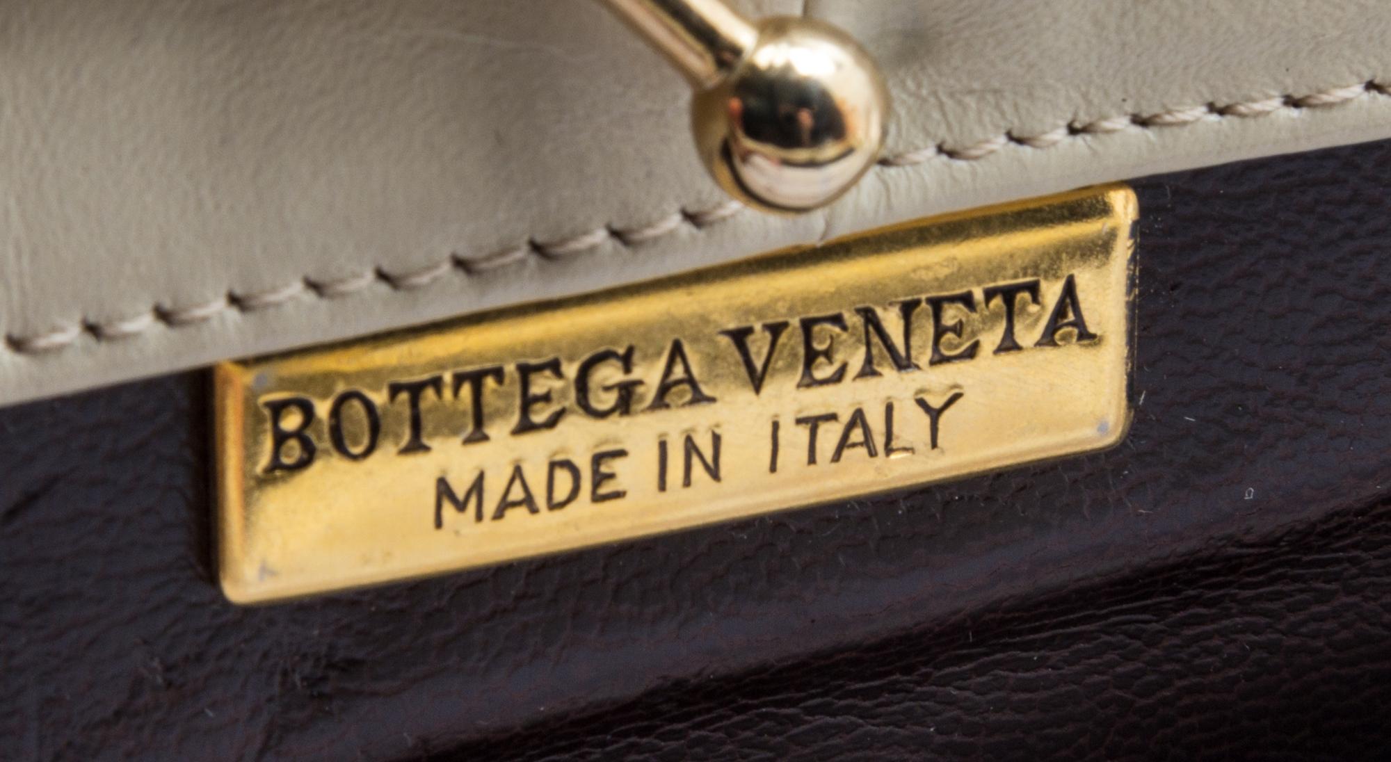 A Bottega Veneta Beige Handbag, 8" x 6" x 1.5".
