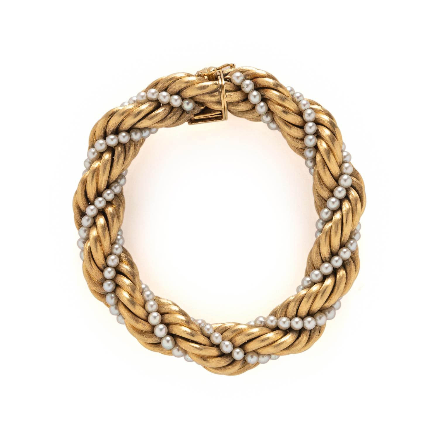 TIFFANY & CO., YELLOW GOLD AND CULTURED PEARL BRACELET WITH UNSIGNED NECKLACE EN SUITE