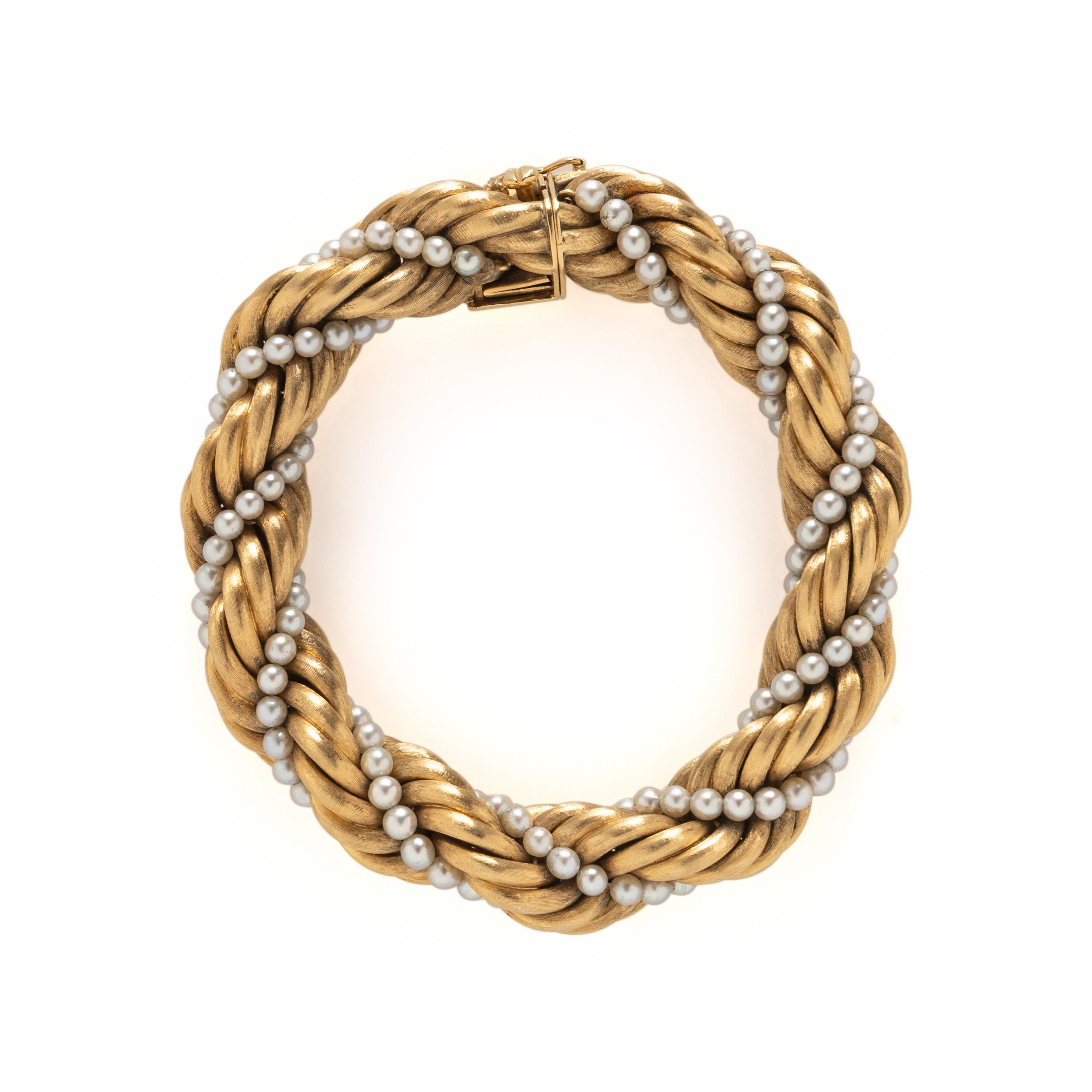 TIFFANY & CO., YELLOW GOLD AND CULTURED PEARL BRACELET WITH UNSIGNED NECKLACE EN SUITE