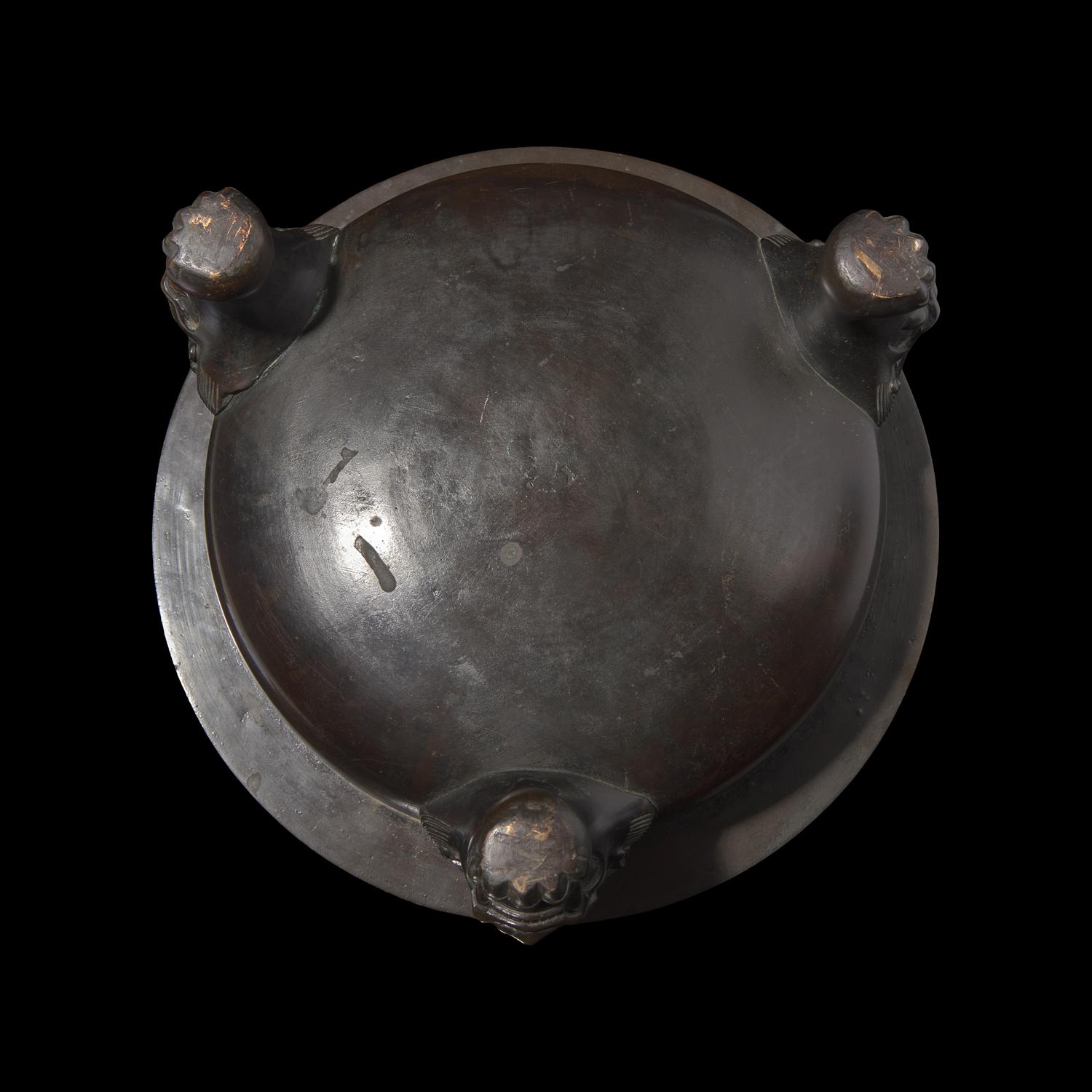 A Patinated Bronze Tripod Brazier, 18th/19th Century 清中期 三足銅火盆