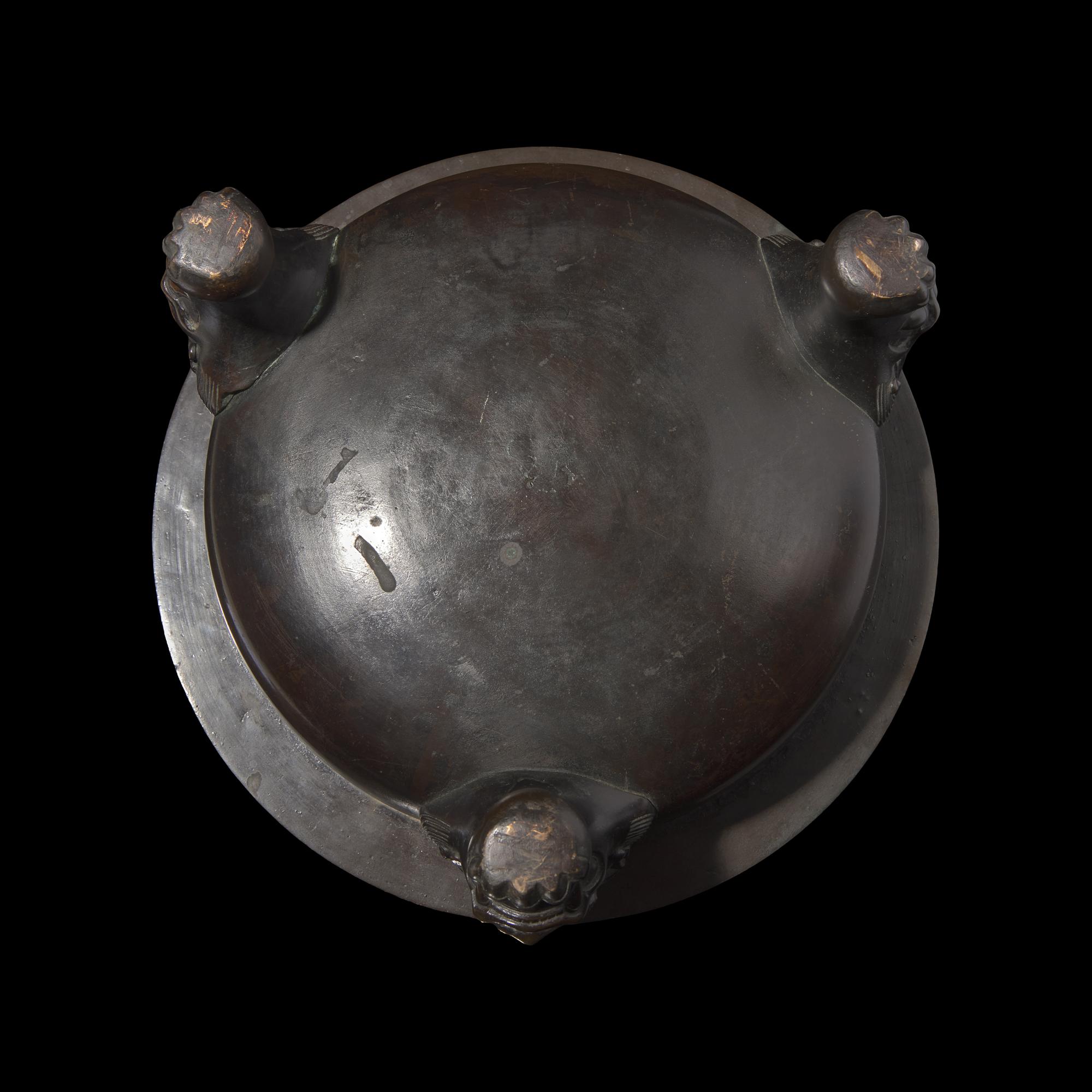 A Patinated Bronze Tripod Brazier, 18th/19th Century 清中期 三足銅火盆