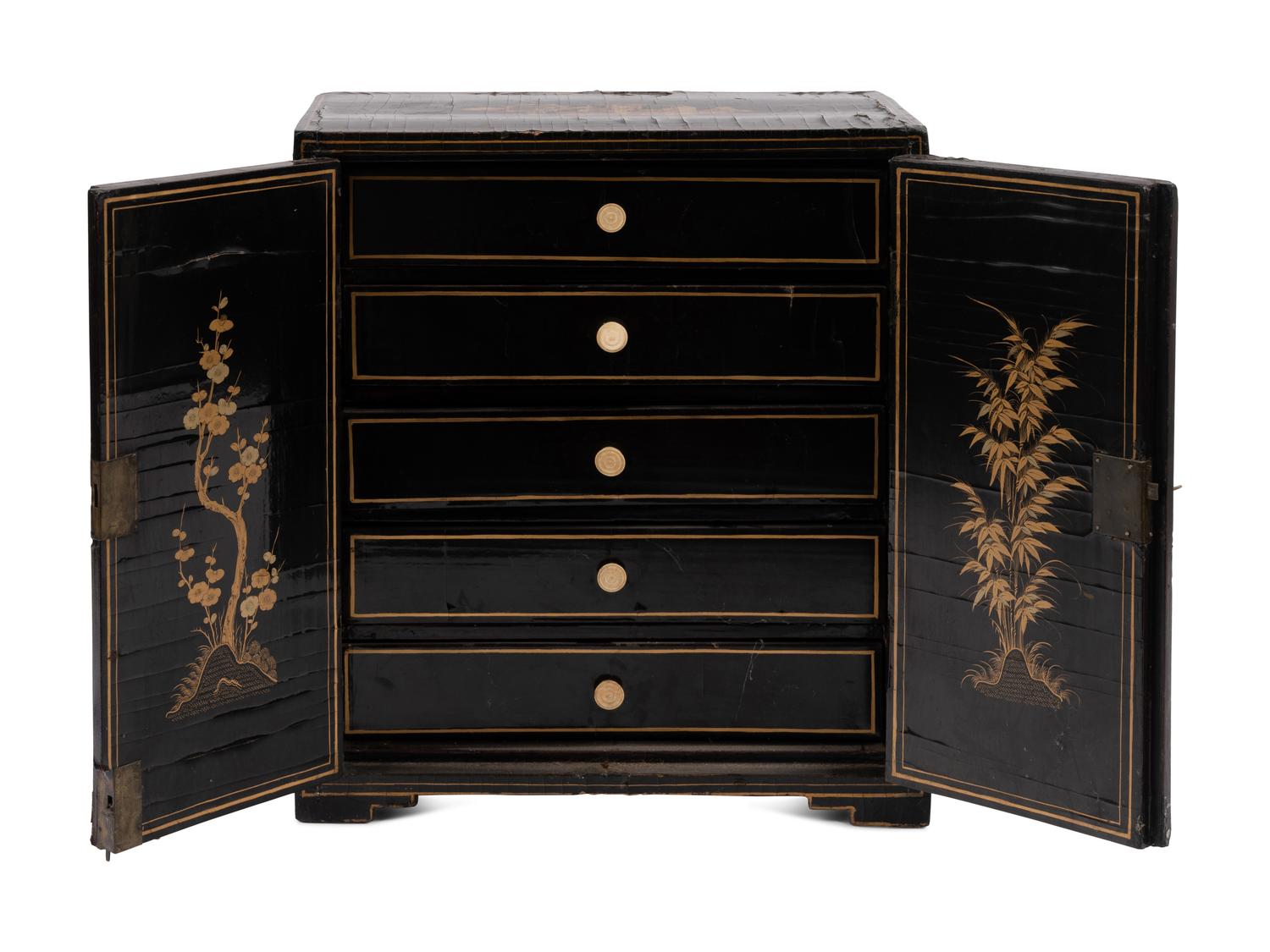 A Chinese Export Lacquered Jewelry Box