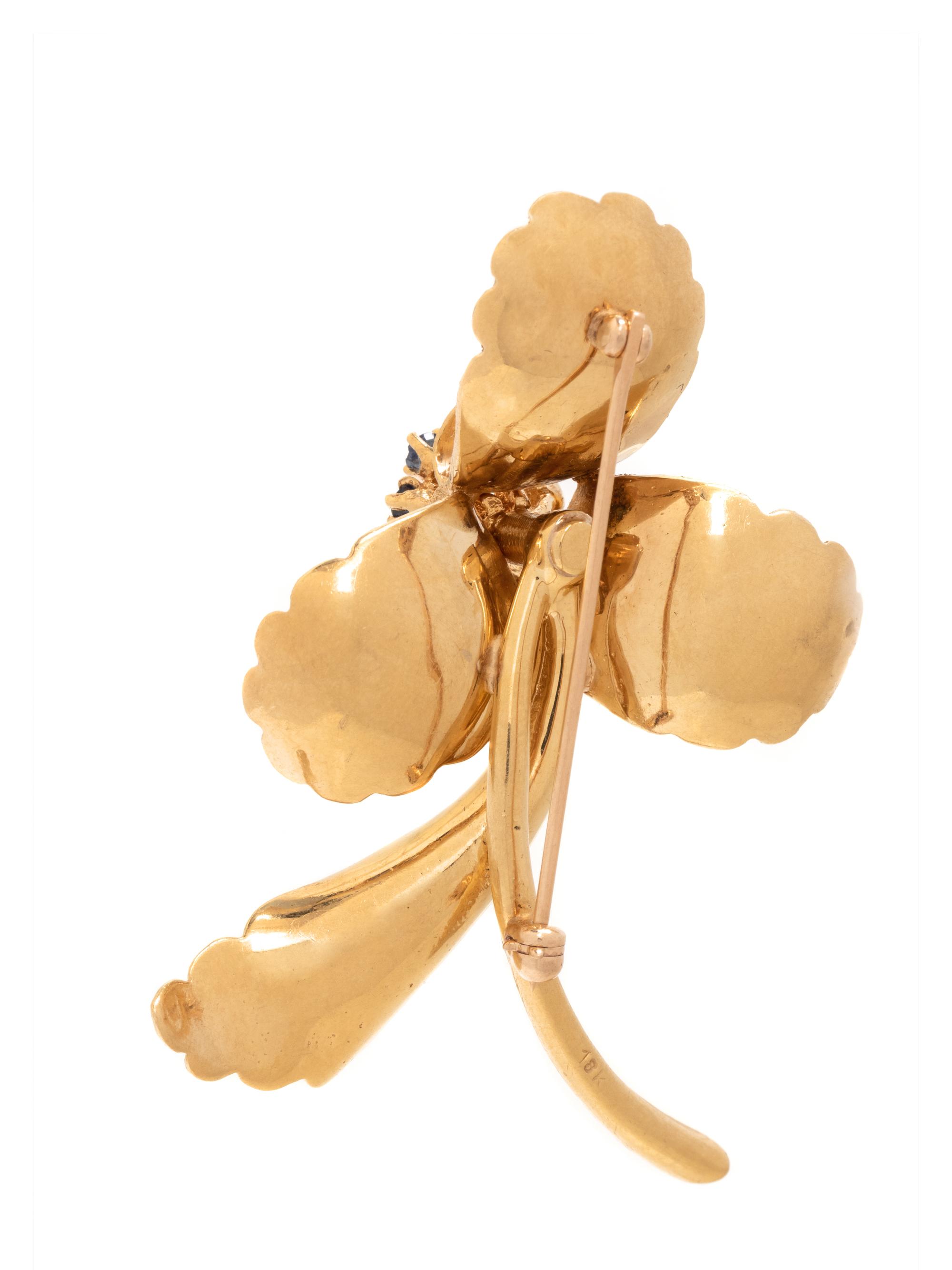 YELLOW GOLD, SAPPHIRE AND DIAMOND FLOWER BROOCH