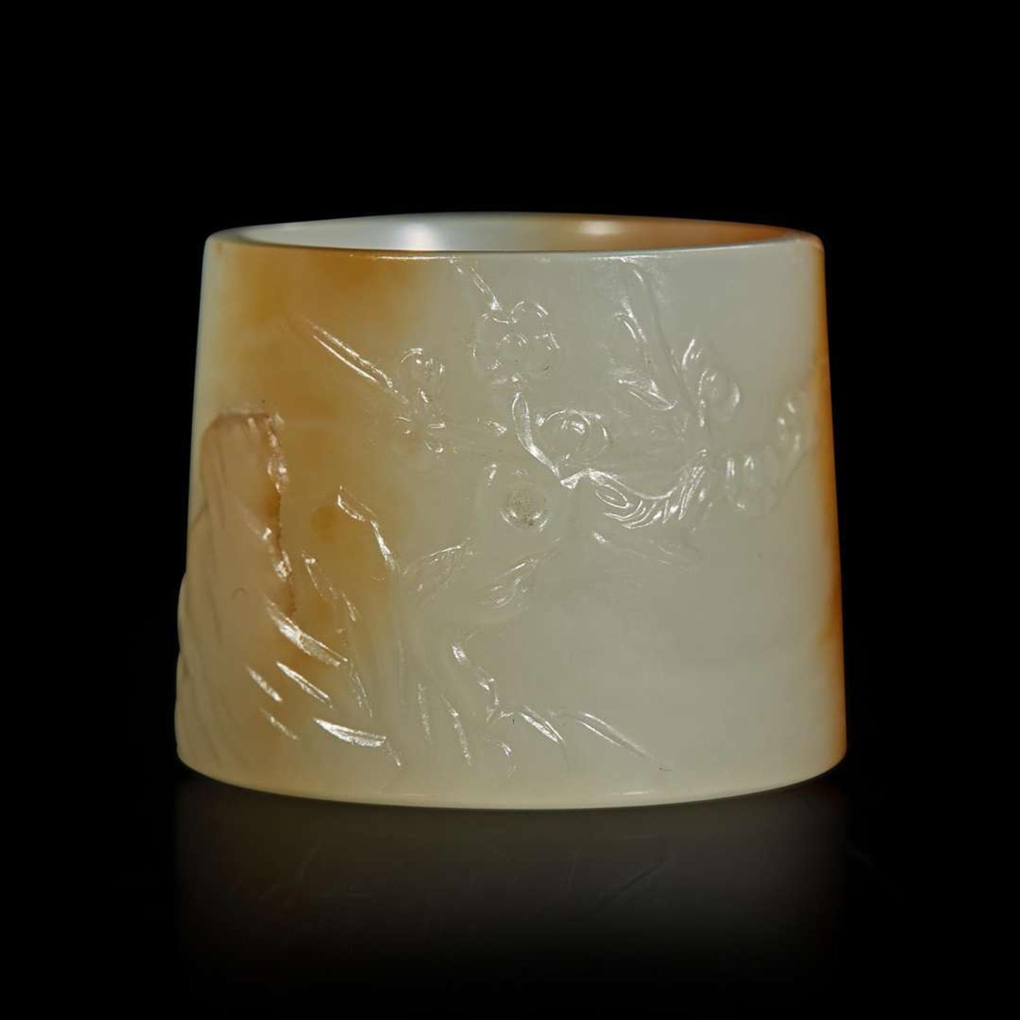 Three Chinese carved jade thumb rings 玉扳指三件