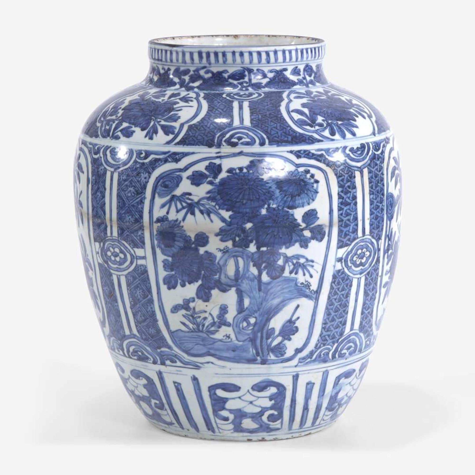 A large blue and white "Kraak" porcelain jar 青花克拉克大罐 Ming dnasty, 17th century ? ????
