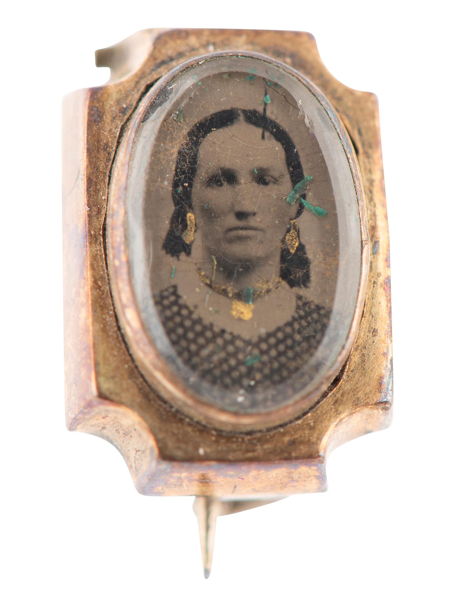 [EARLY PHOTOGRAPHY]. 3 pieces of Daguerreian jewelry.