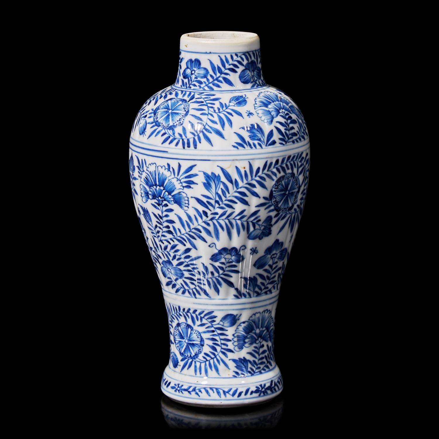 A Chinese Blue and White Porcelain Baluster Vase, Kangxi Period 清康熙 青花花卉紋瓶