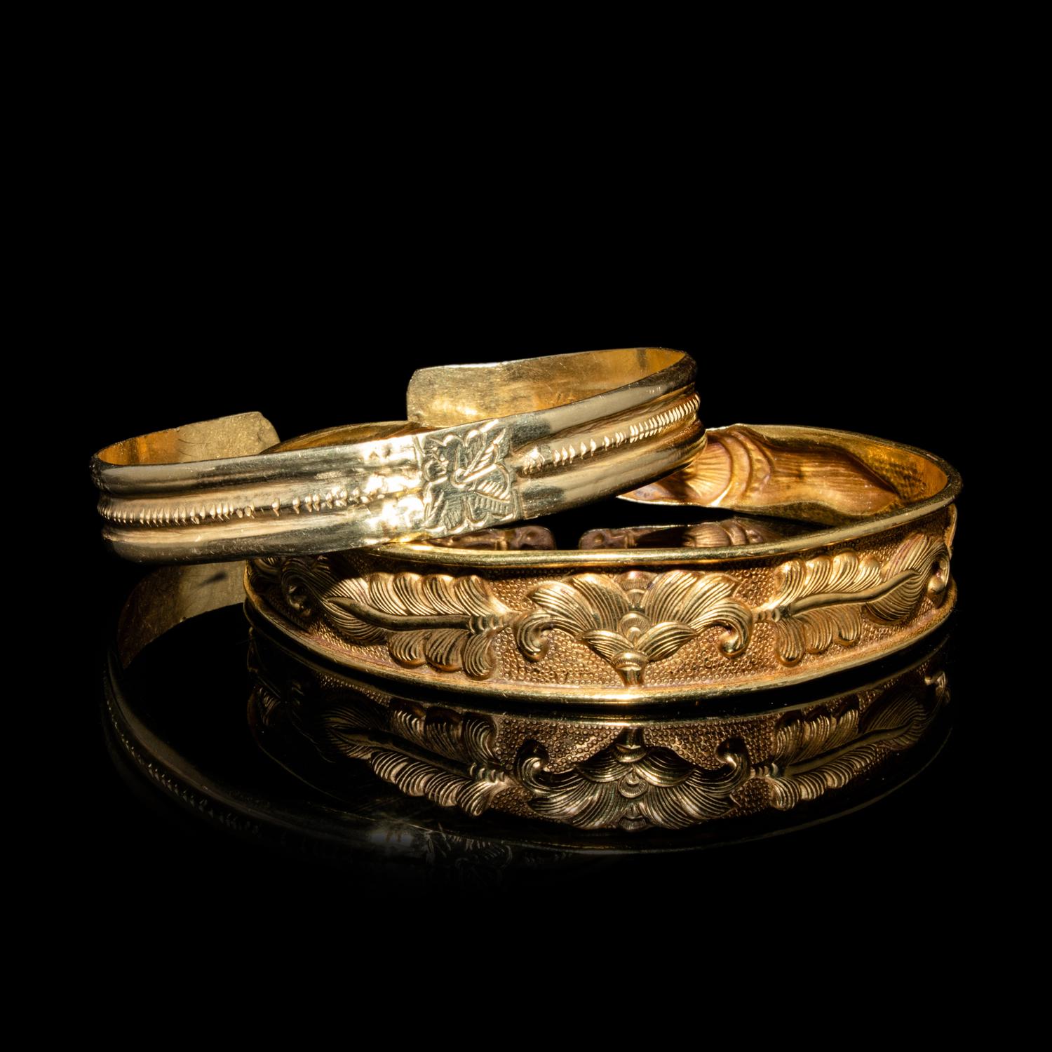 Two Chinese Gold Bracelets, Qianzhuo, Liao-Ming Dynasty 遼-明 花卉紋金鉗鐲兩件