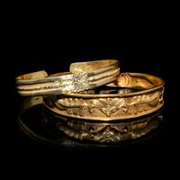 Two Chinese Gold Bracelets, Qianzhuo, Liao-Ming Dynasty 遼-明 花卉紋金鉗鐲兩件