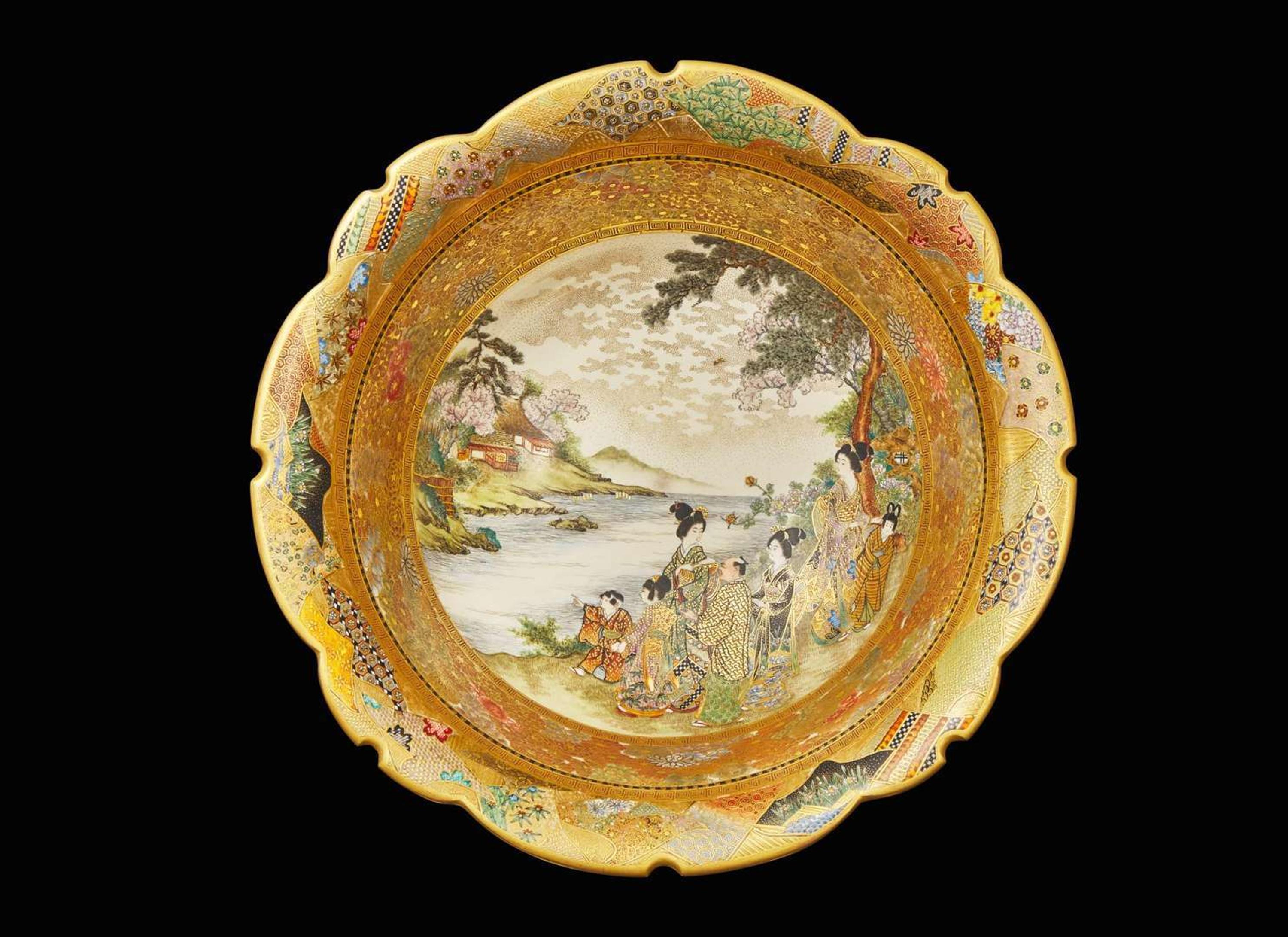 A finely decorated Satsuma-type large bowl, Kinkozan workshop, Meiji period 薩摩燒式大盌 錦光山造 明治
