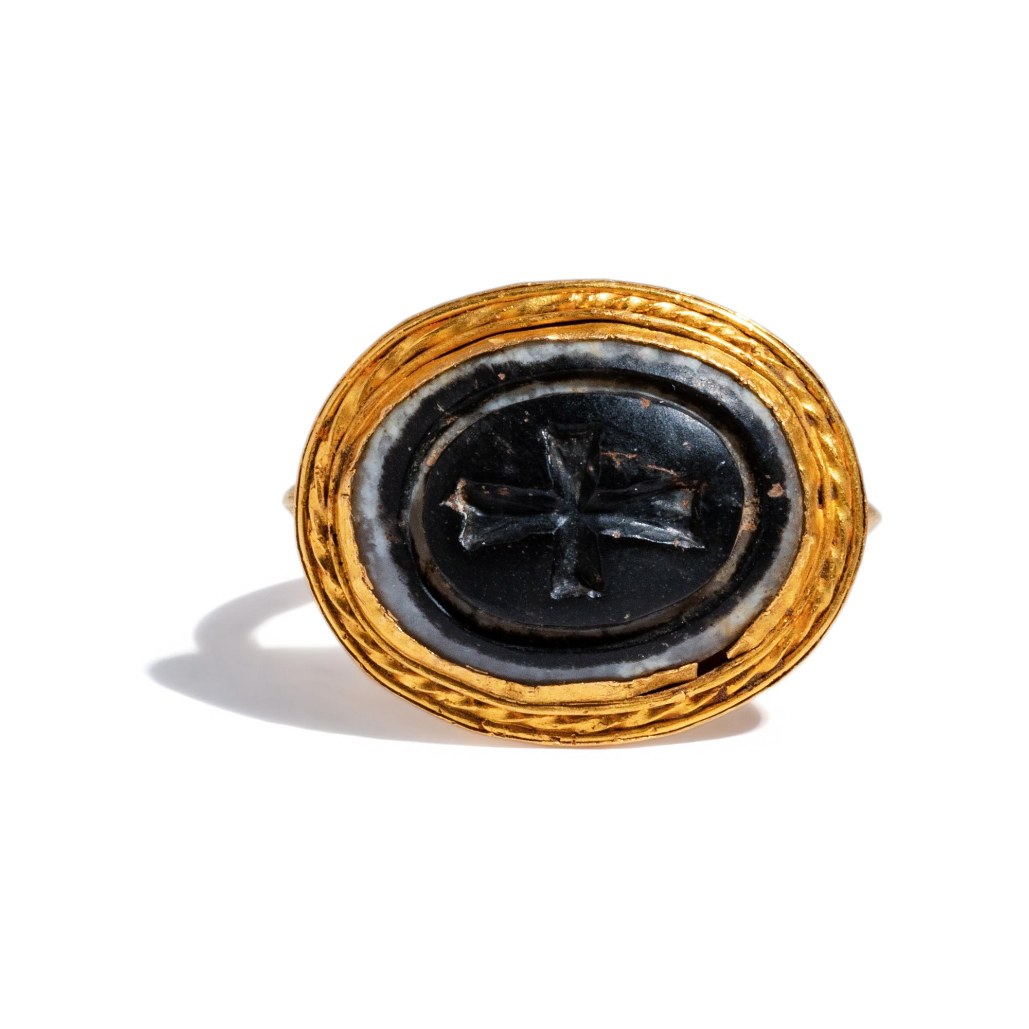 A Byzantine-Style Gold and Agate Finger Ring