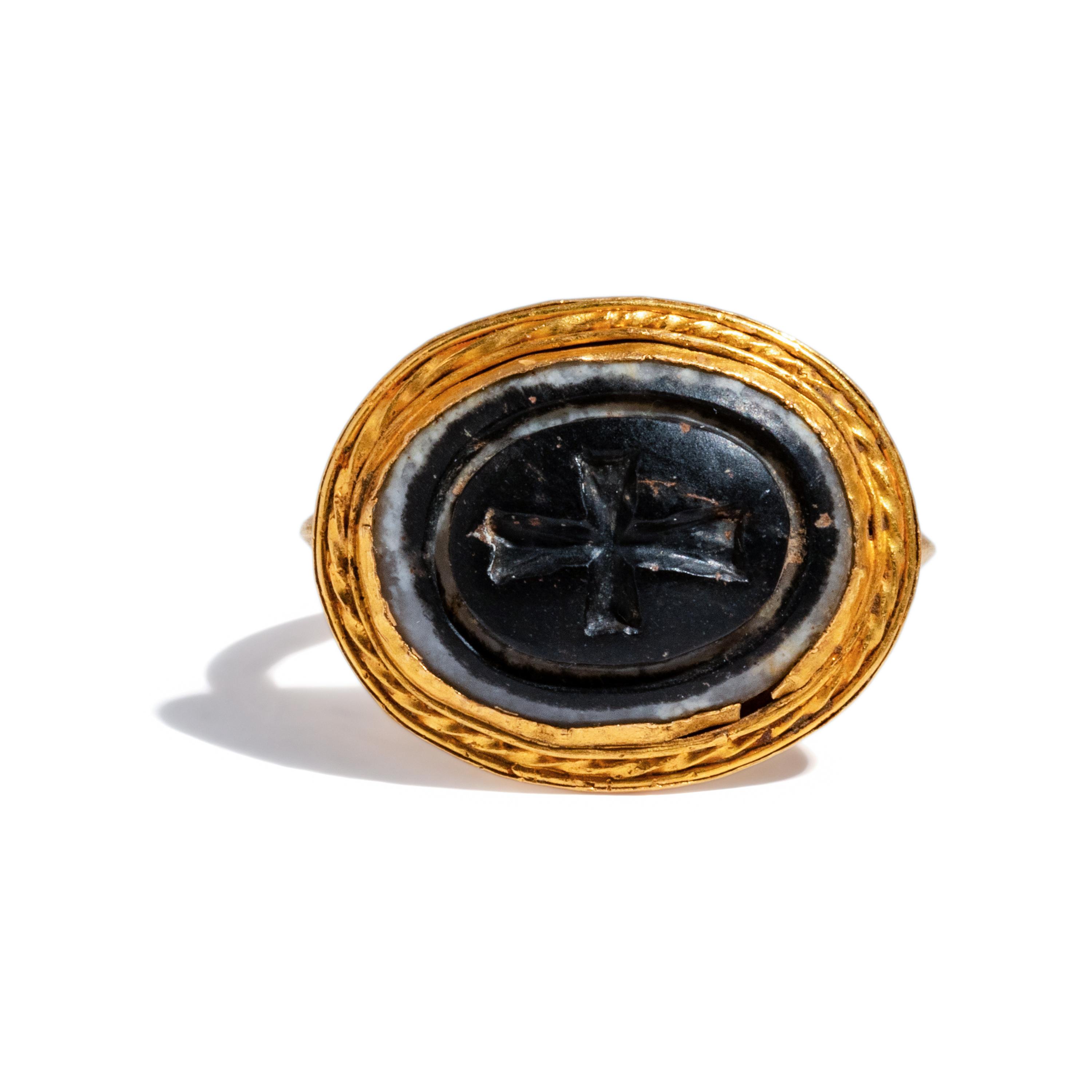A Byzantine-Style Gold and Agate Finger Ring