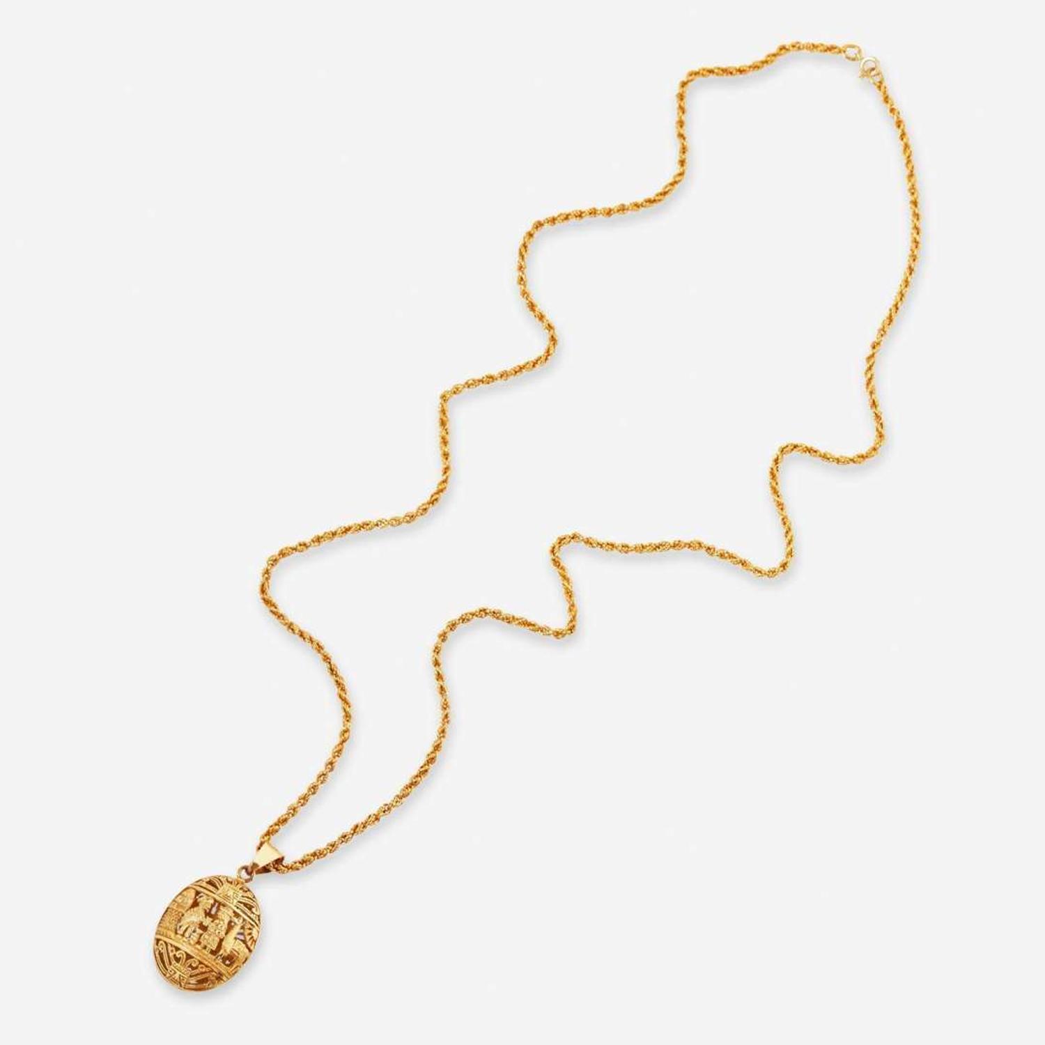 A Yellow Gold Peruvian Pendant and Chain