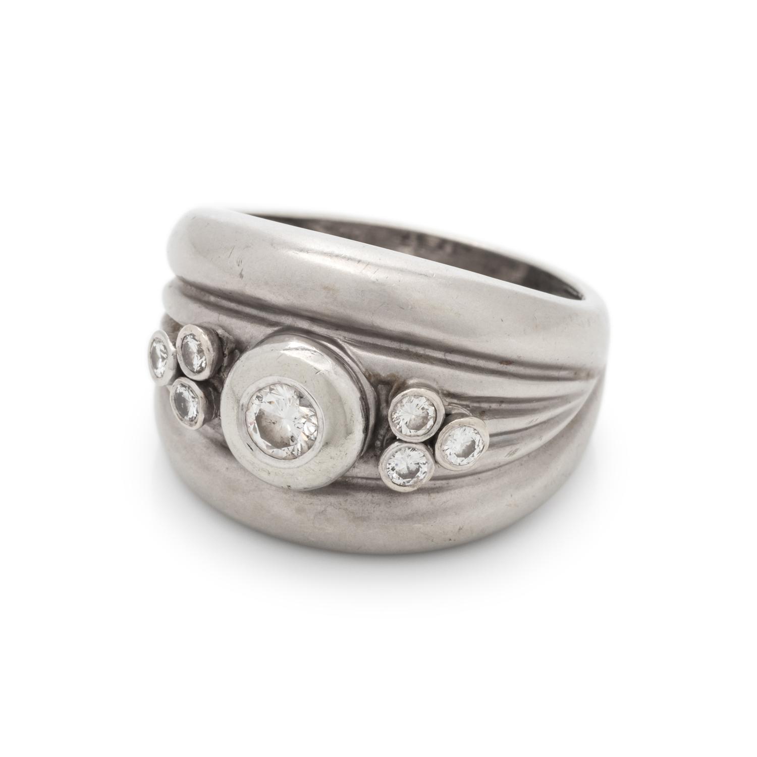 WHITE GOLD AND DIAMOND RING