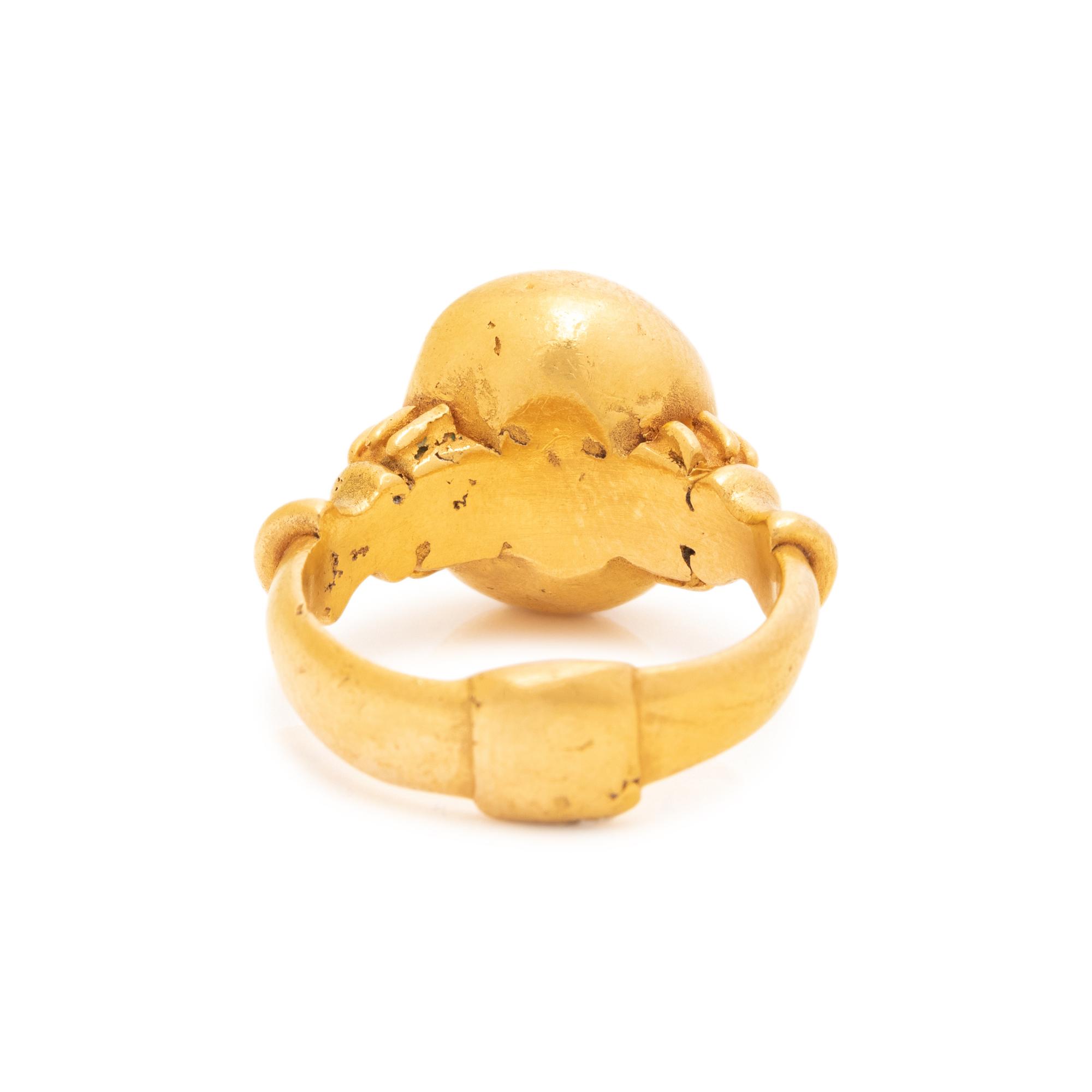 ANCIENT, HIGH KARAT YELLOW GOLD AND AQUAMARINE INTAGLIO RING