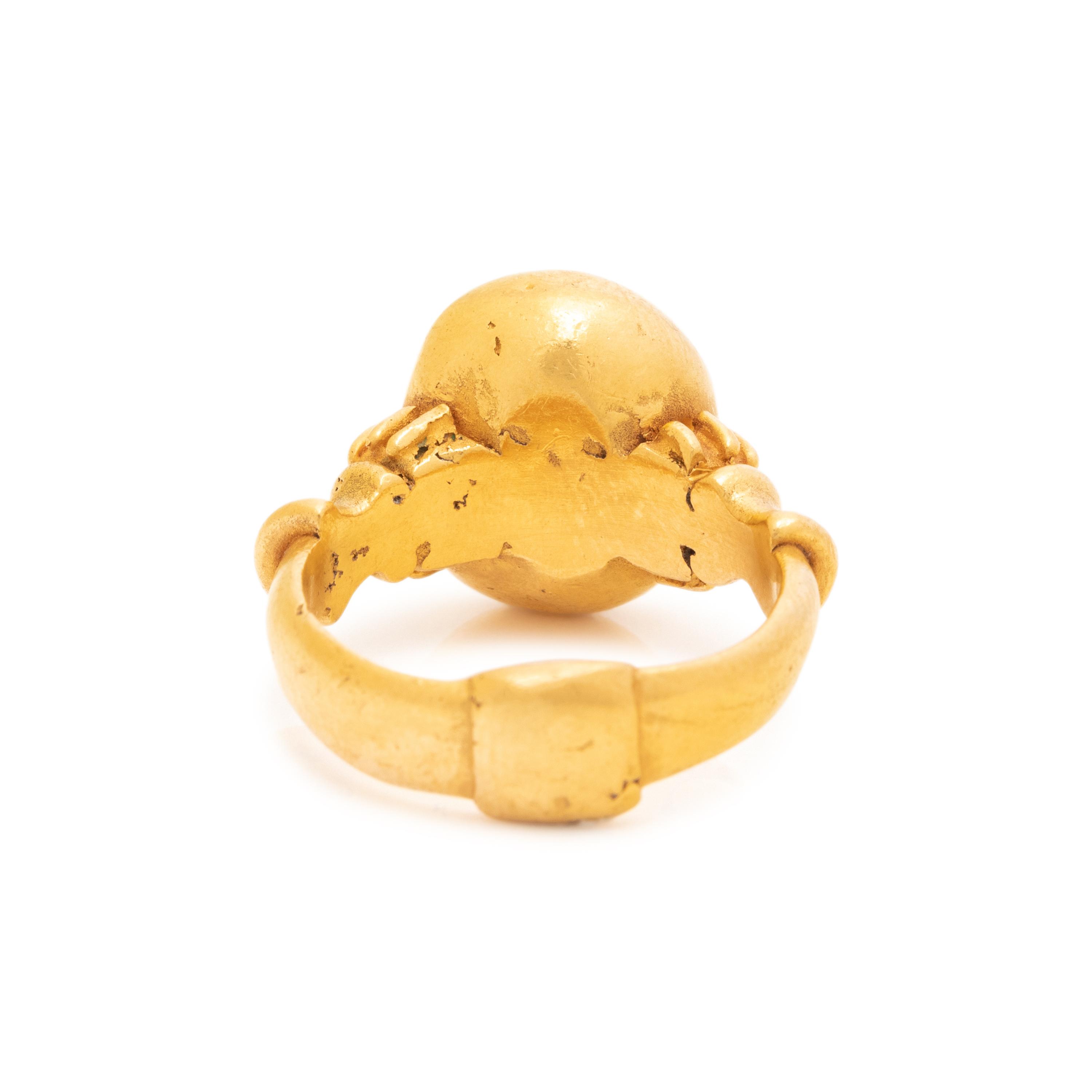 ANCIENT, HIGH KARAT YELLOW GOLD AND AQUAMARINE INTAGLIO RING