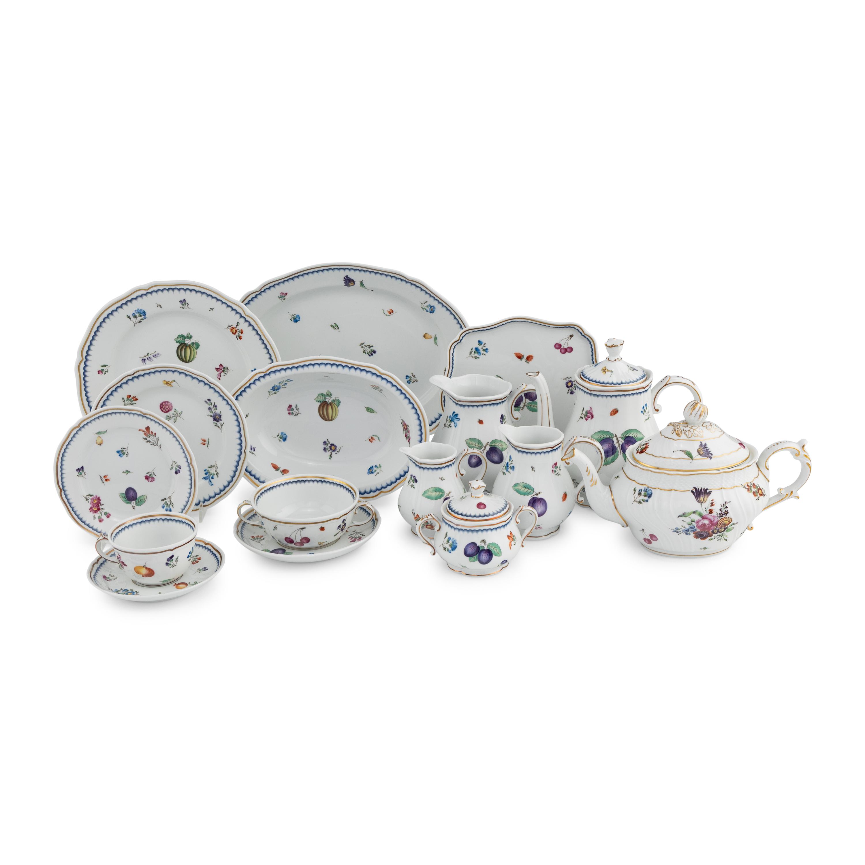 A Richard Ginori Italian Fruit Porcelain Dinner Service