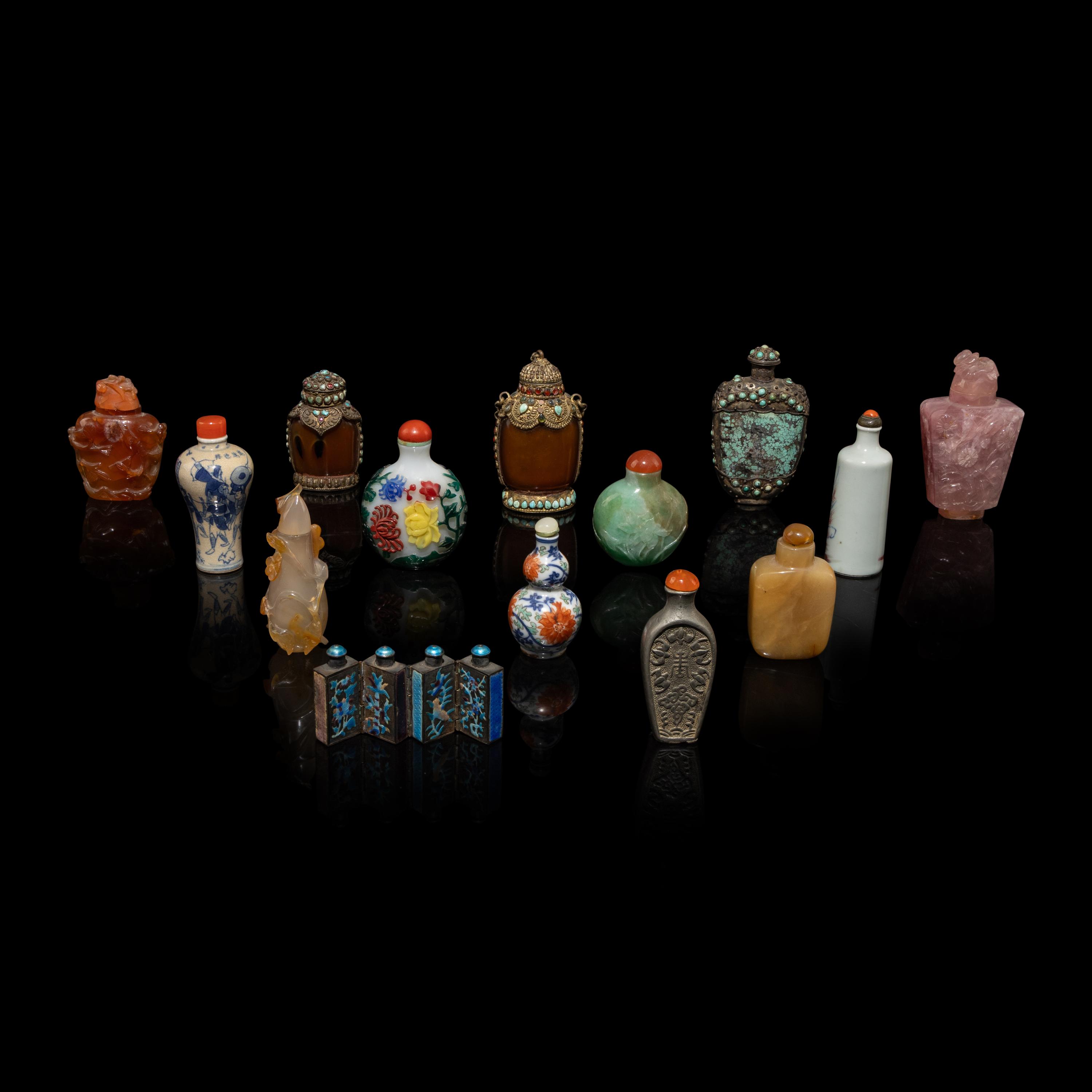 Fifteen Chinese Snuff Bottles, Late 19th-Early 20th Century — 晚清-民國 各式鼻烟壺一組十五只