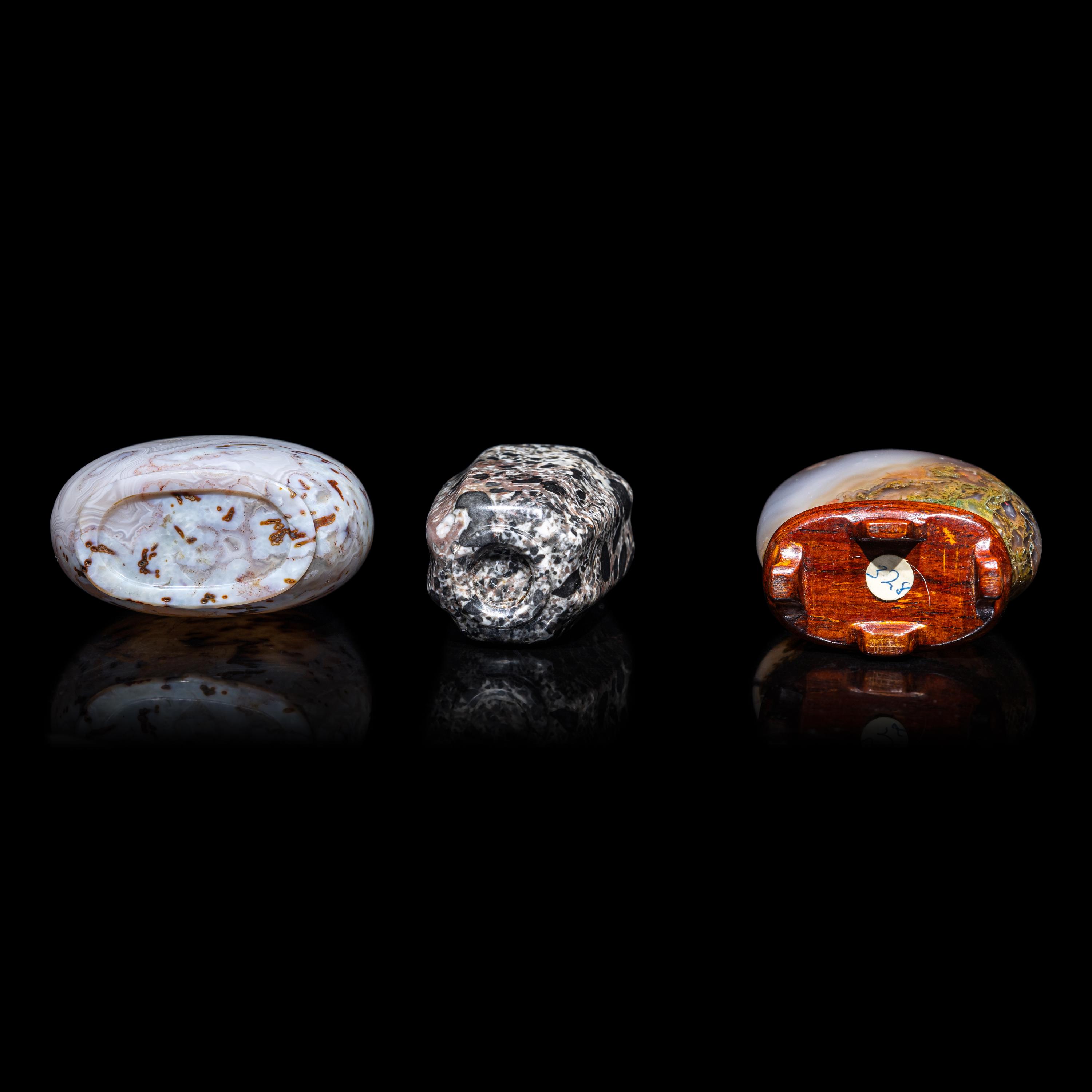Three Chinese Hardstone Snuff Bottles, 18th-19th Century 清中期 瑪瑙及抱子石鼻烟壺三支